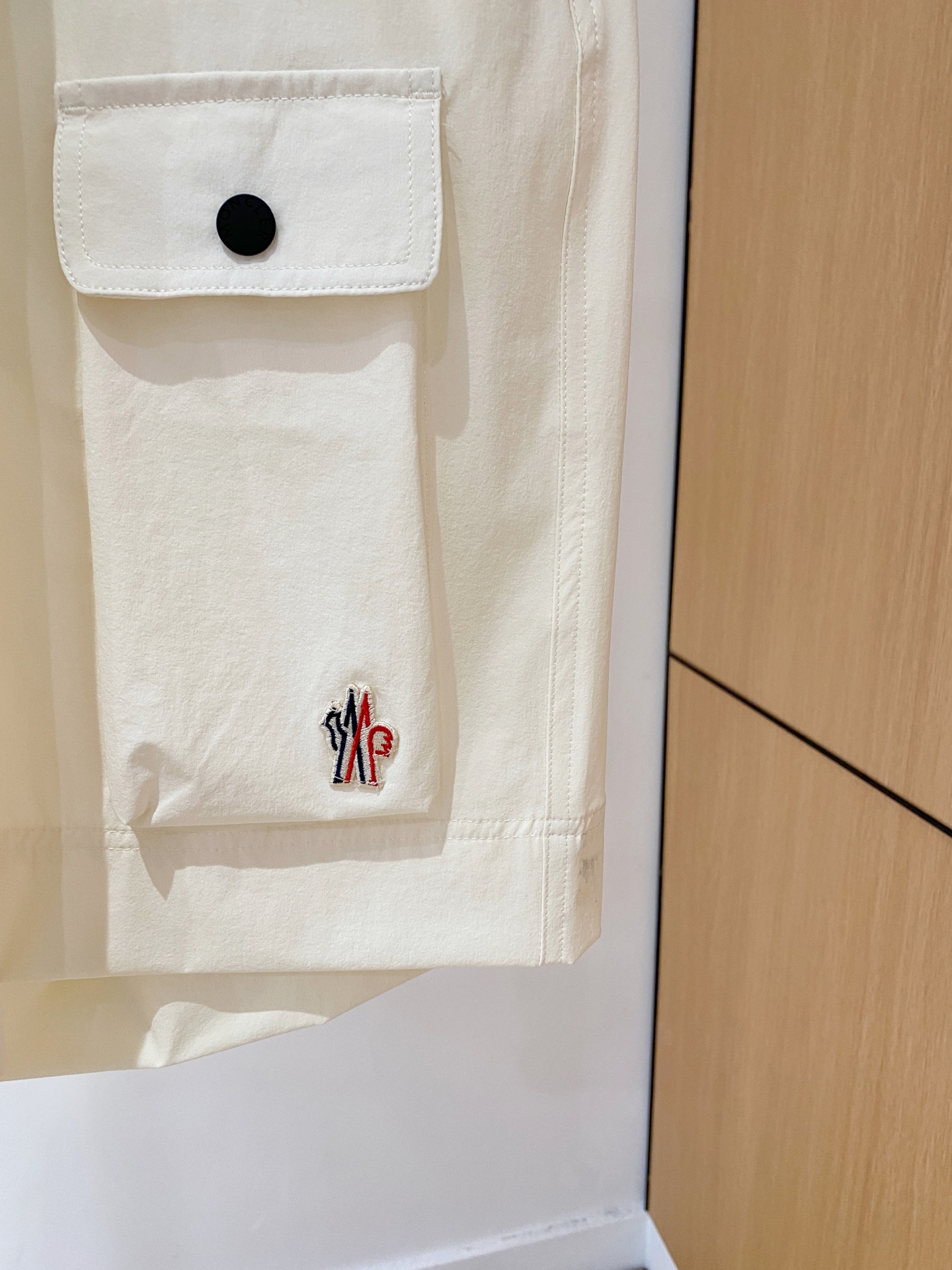  
Moncler 男士精品休闲裤顶级面料休闲短裤 最新款上身版型无敌正!绝对可以闭眼收的一款此款裤子非