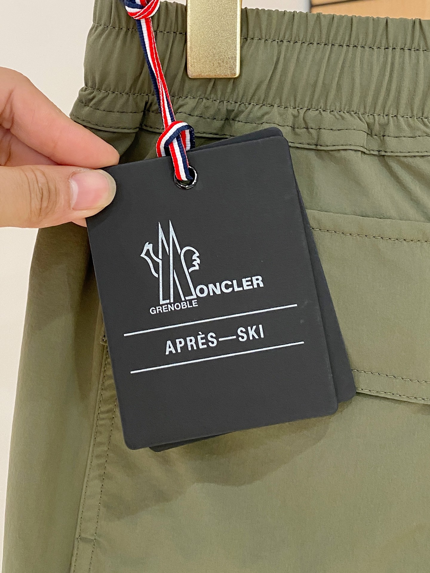  
Moncler 男士精品休闲裤顶级面料休闲短裤 最新款上身版型无敌正!绝对可以闭眼收的一款此款裤子非