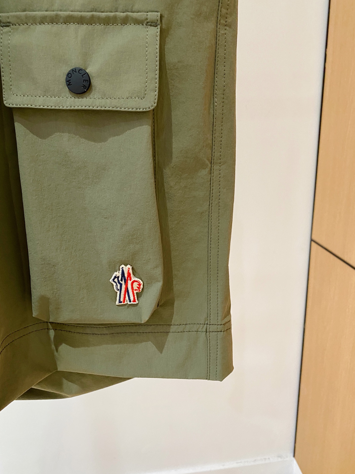  
Moncler 男士精品休闲裤顶级面料休闲短裤 最新款上身版型无敌正!绝对可以闭眼收的一款此款裤子非