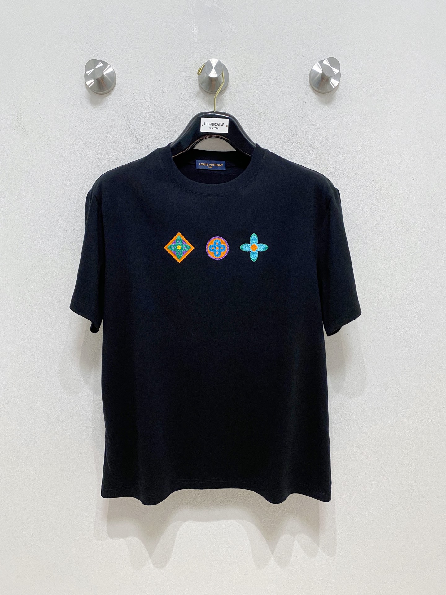 NO:446003,New 25ss Louis Vuitton Xinjiang long velvet cotton, comfortable and skin-friendly upper body, pure cotton texture, classic and versatile black and white, loose version of M-3Xl, louis vuitton, alexander wang19860909上新25ss 路易威登 新疆长绒棉 上身舒适亲肤 纯棉质感 经典百搭 黑白 码数M-3Xl宽松版型,,louis vuitton,alexander wang,Men's clothing