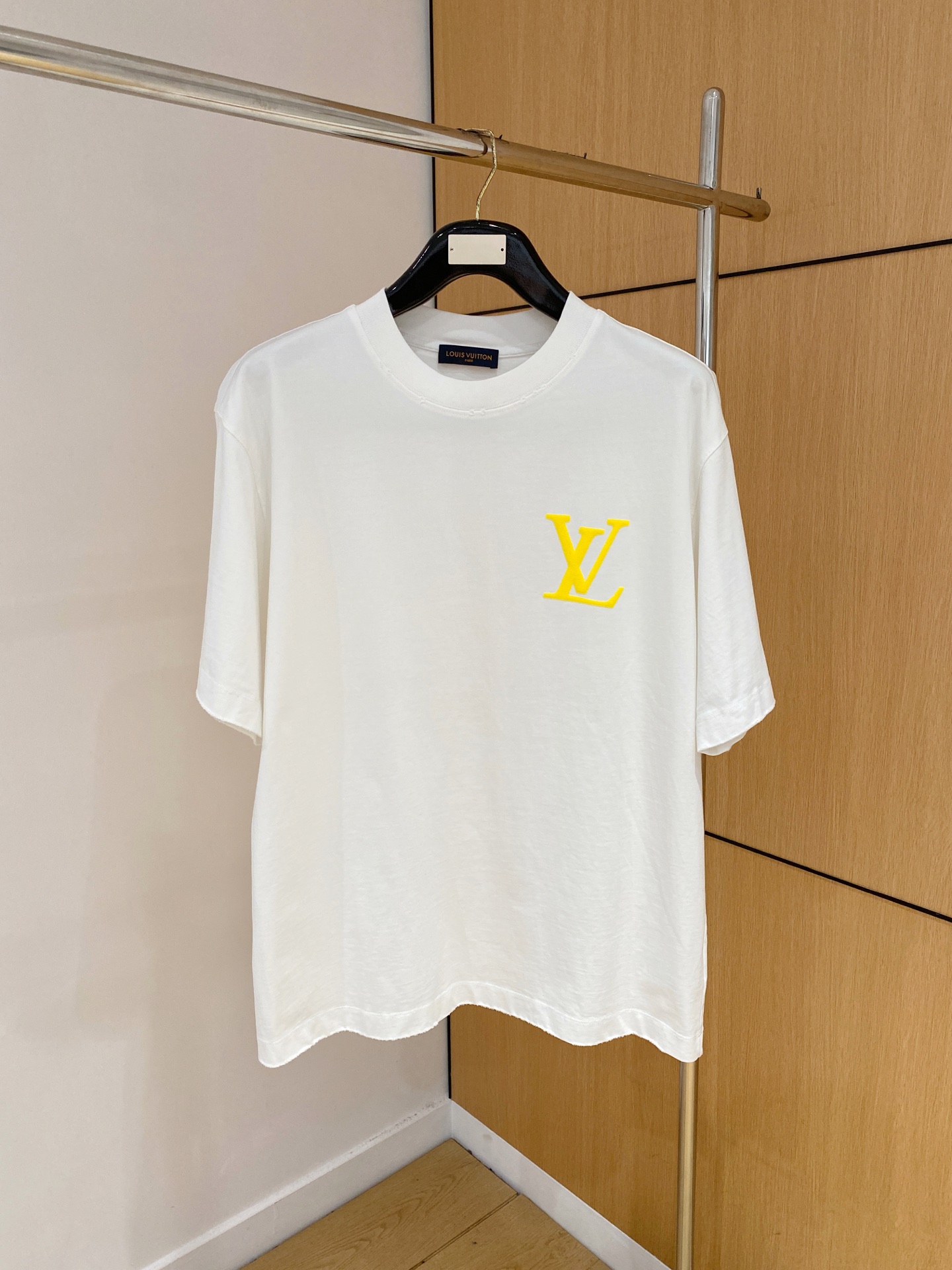 NO:420460,LV latest short-sleeved T-shirt, top-grade printed letter pattern logo on the chest, fabric cotton comfortable and soft, handsome and fashionable, S-XL, louis vuitton, T-shirt,tees, t-shirt,alexander wang19860909LV 最新款短袖T恤,胸前顶级印花字母图案logo,面料棉 舒适柔软,帅气时尚,码数S-XL,,louis vuitton,T-shirt,tees，t-shirt,alexander wang,Men's clothing