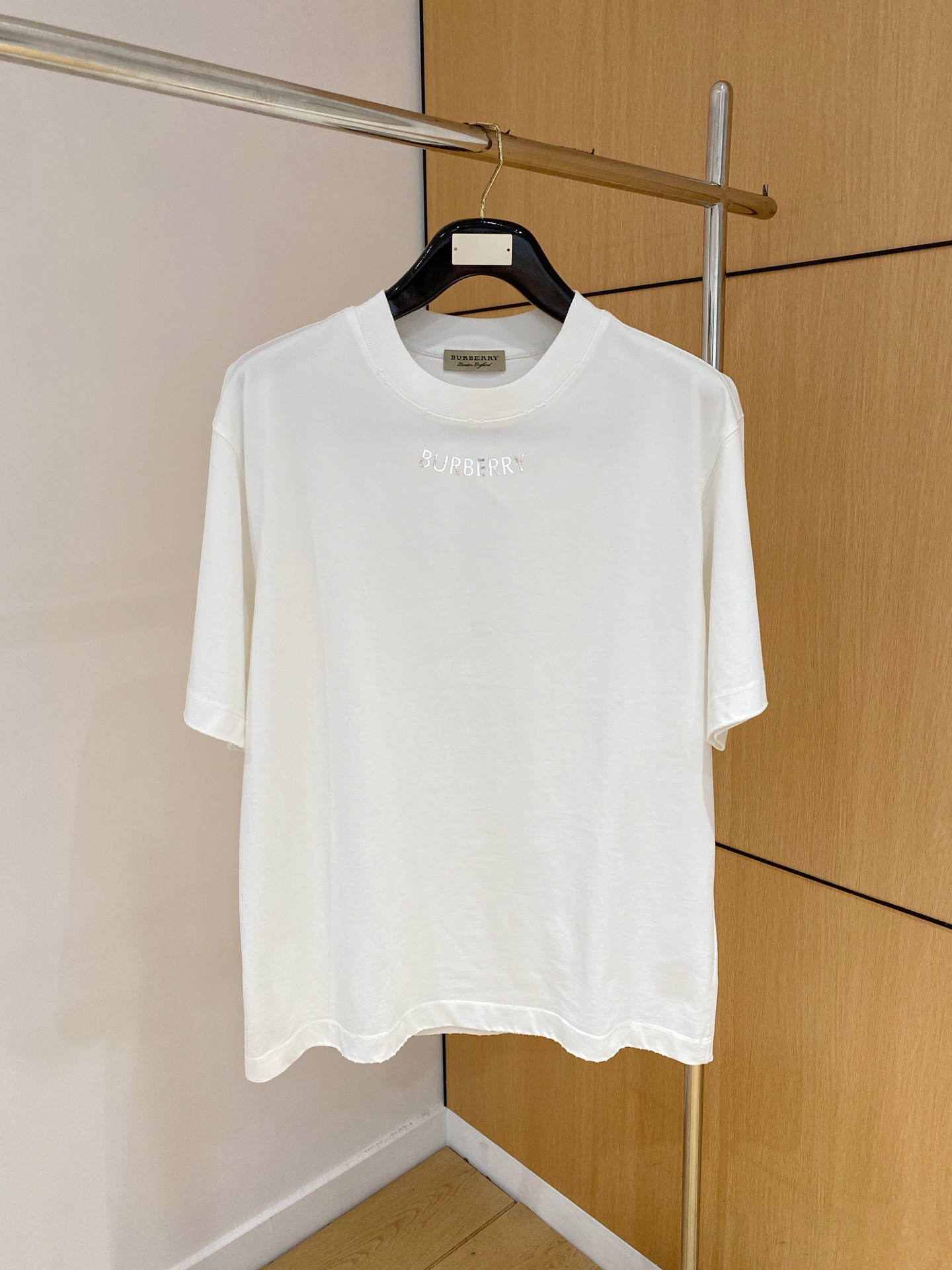 NO:420436,Burberry's latest short-sleeved T-shirt, top-grade printed letter pattern logo on the chest, fabric cotton, comfortable and soft, handsome and fashionable, S-XL, burberry, T-shirt, tees, t-shirt, alexander wang19860909巴宝莉 最新款短袖T恤,胸前顶级印花字母图案logo,面料棉 舒适柔软,帅气时尚,码数S-XL,,burberry,T-shirt,tees，t-shirt,alexander wang,Men's clothing
