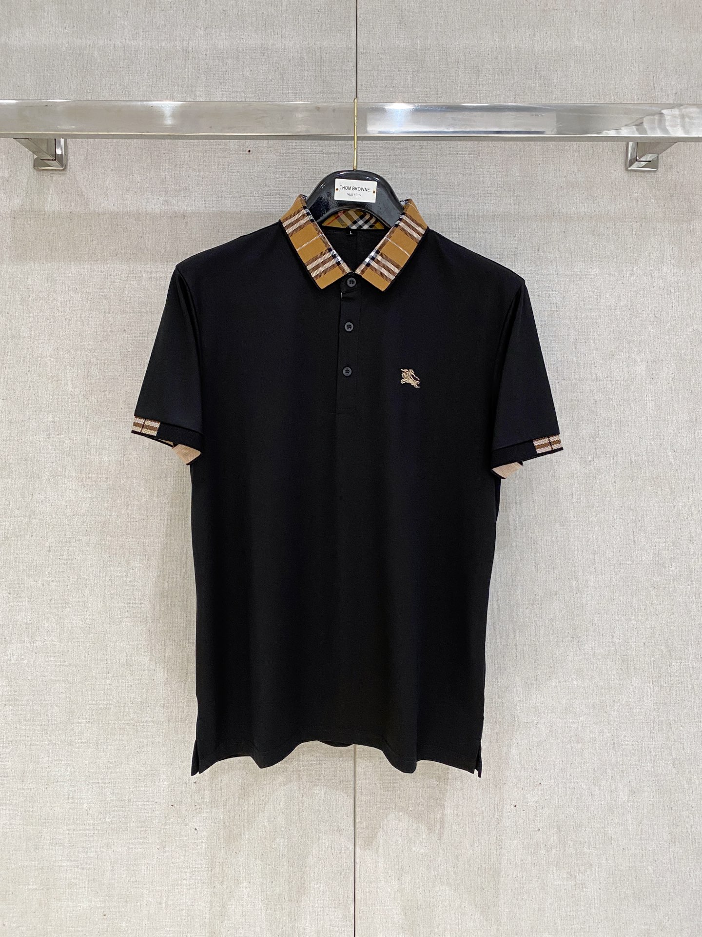 NO:760477,New product launch Burberry 2026ss summer new letter logo men's lapel Polo shirt!  Classic business men's style, the ceiling-level business men's style of high-end men's clothing!  Simple and fashionable yet elegant, it looks great when worn alone, and quality control/details control can be taken away with your eyes closed. It is low-key, luxurious and connotative!  The custom-woven mesh pique cotton fabric supplied by the customer is carefully made. The mesh texture is evenly arranged on the surface of the fabric. It has excellent breathability and heat dissipation and perspiration. The upper body comfort is completely better than ordinary single-sided jersey tissue!  The classic brand LOGO on the chest is made with top-notch craftsmanship. The LOGO is three-dimensional, clear and full, and has extraordinary texture. Whether it is worn as an inner layer or worn alone, it is a classic product!  The exquisite tailoring process, every detail is handled very standard and delicately, which cannot be compared with other low-end products on the market. It is a must-have basic and versatile Polo shirt for men!  Available in multiple colors, sizes M-4xl, burberry,19860909新品上市 巴宝莉 2026ss夏季新款字母logo男士翻领Polo衫！经典商务男款,高端男装的天花板级别的商务男款！简约时尚大气不失优雅,单穿内搭体面过人,品质控/细节控的闭眼带走,低调又奢华有内涵！ 客供定织网眼珠地棉布精心制成,面料表面排列均匀整齐的网眼纹理,透气性和散热排汗性极佳,上身舒适程度完全优于普通单面汗布组织！胸前经典的品牌LOGO标识,采用顶级工艺打造,LOGO立体清晰饱满,质感非凡的特质,无论是内搭还是单穿都是一款经典领域的产品！精妙绝伦的裁剪工艺,每一个细节处理的非常标准细腻,非市面一般LOW货可以媲美的,男士必入基础百搭款Polo衫推荐！ 颜色多颜色 尺码M-4xl,,burberry,,Men's clothing