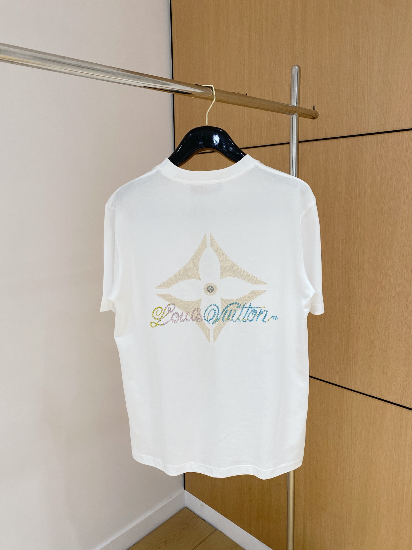  Lv 2025春夏新款首发专柜最新款短袖圆领T恤 高端订制 设计前卫时尚！品牌logo重工艺设计 高端