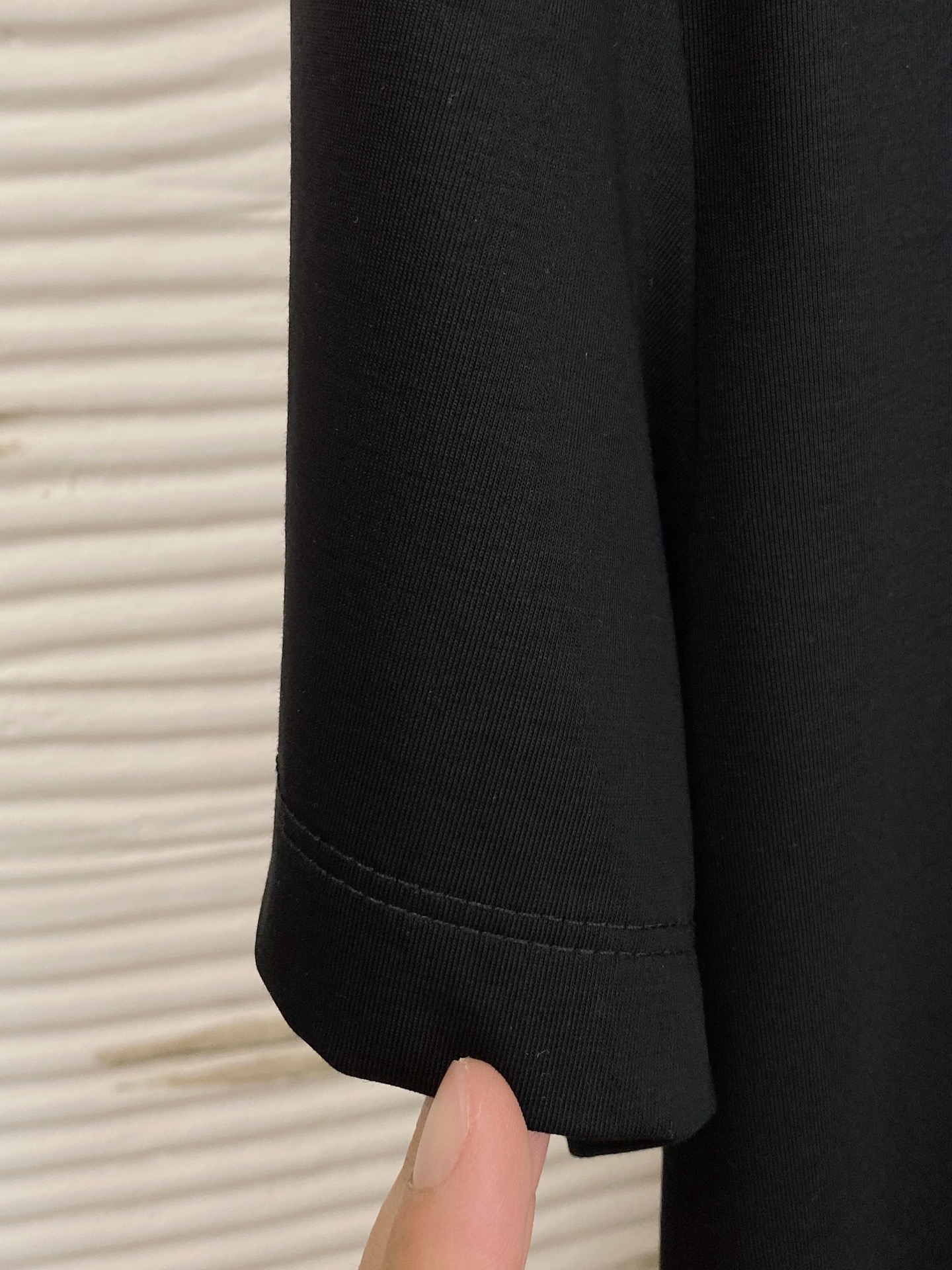 “Classic Business Leisure T-Shirt with Silky Cotton Fabric and Clean Design” - 图片 7