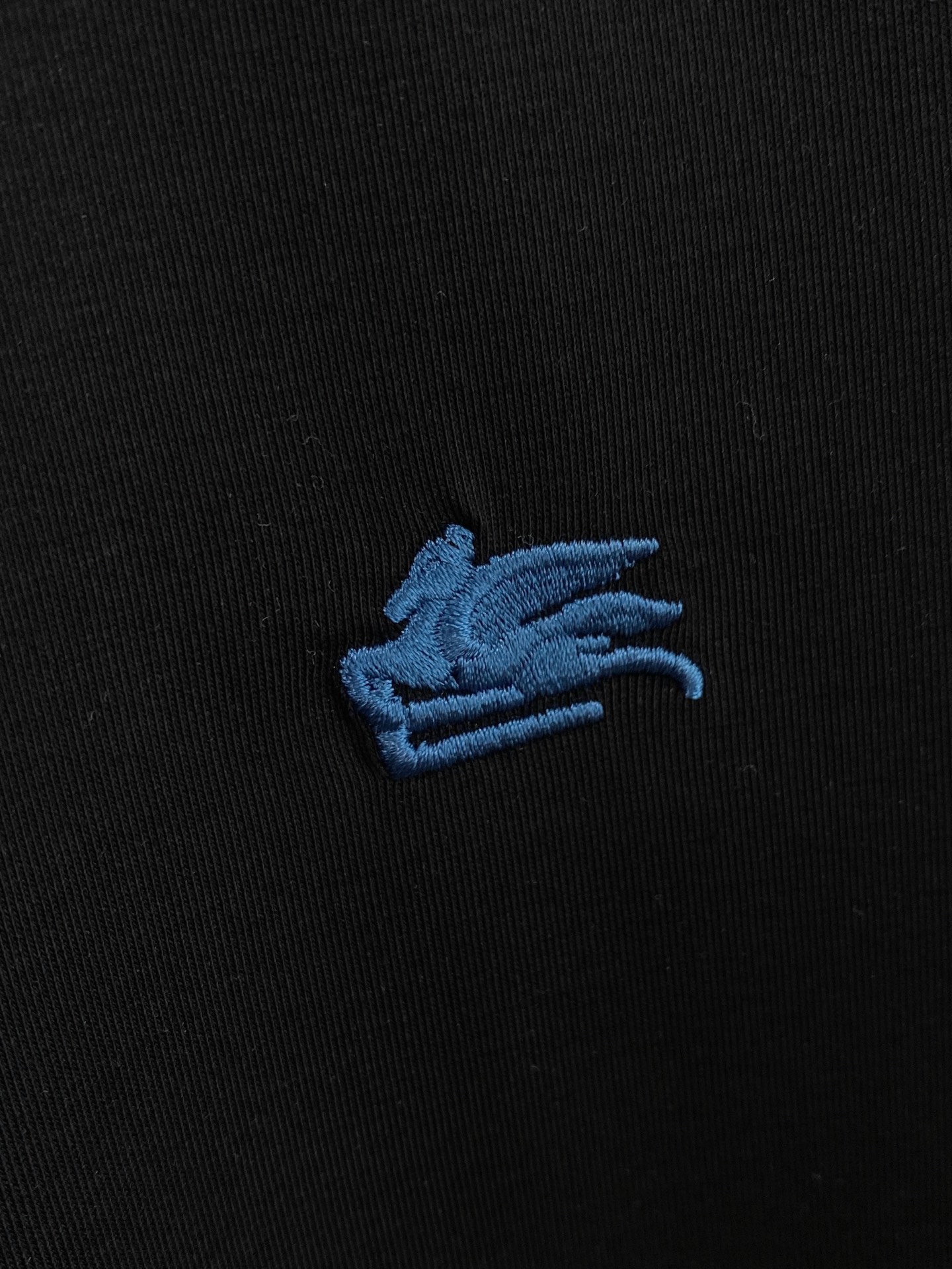 “Business Leisure Classic T-Shirt with Clean Design and Silk Material in Black, White, Blue – Sizes M-3XL” - 图片 4