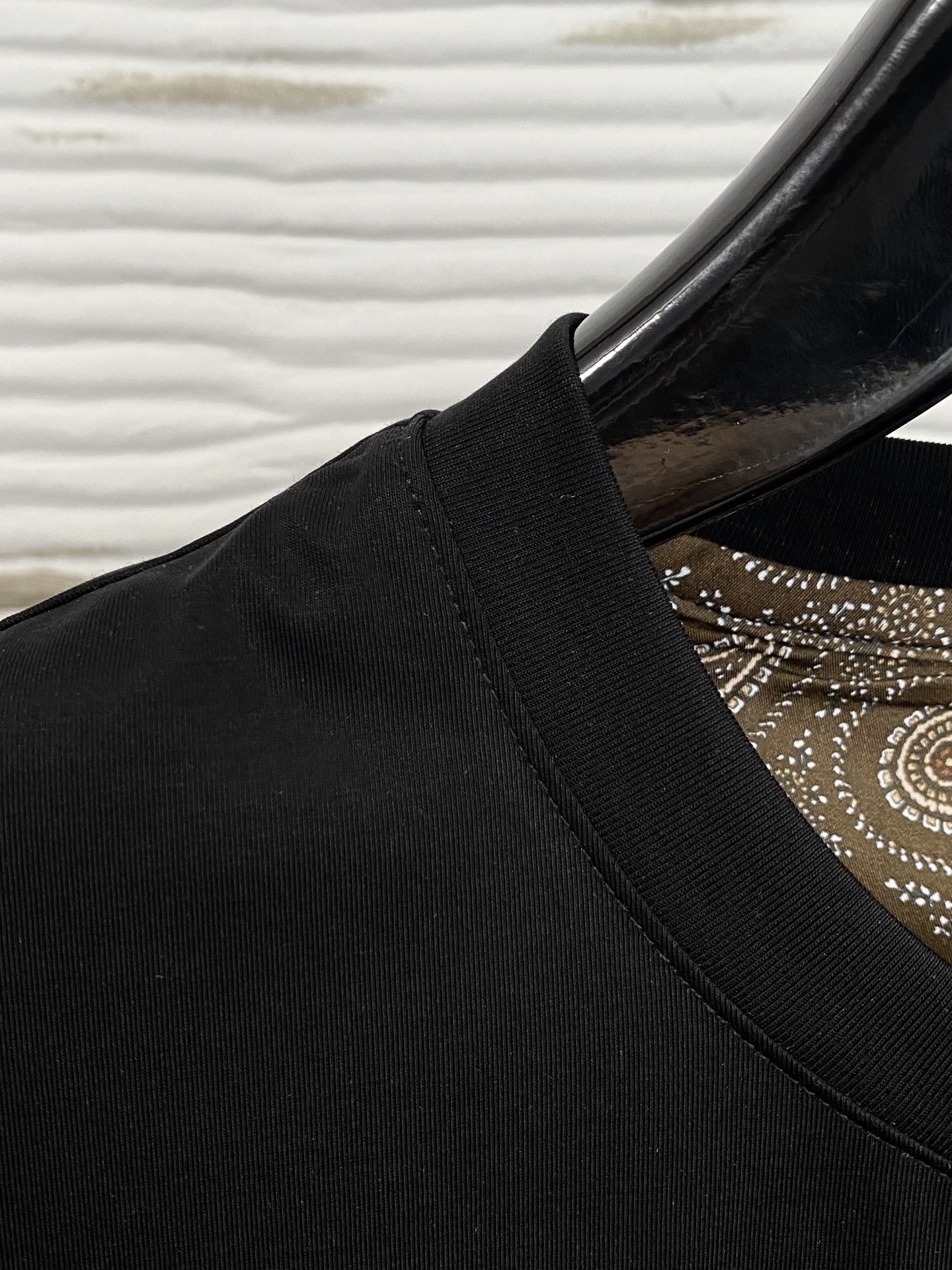 “Classic Business Leisure T-Shirt with Silky Cotton Fabric and Clean Design” - 图片 6