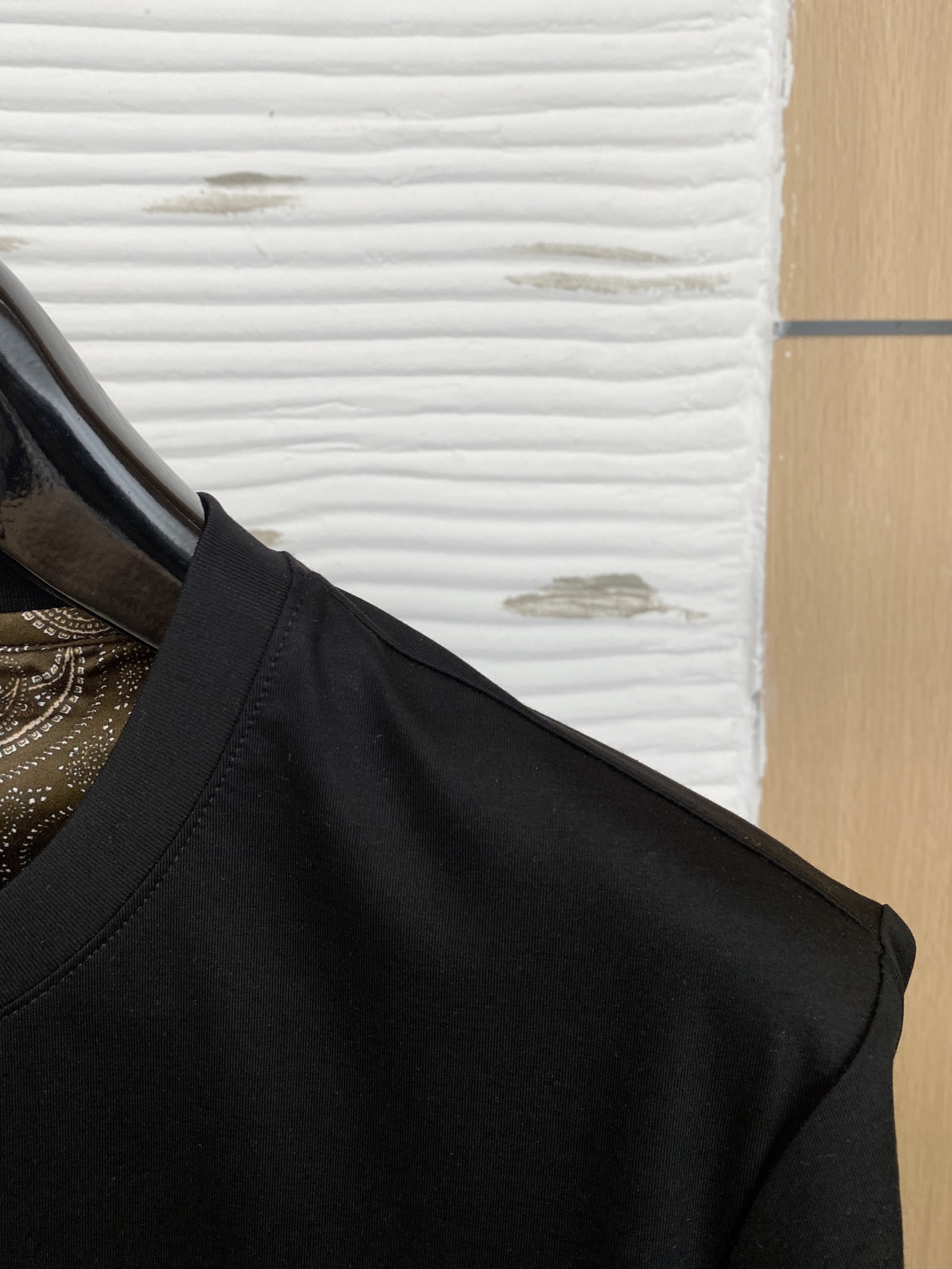 “Classic Business Leisure T-Shirt with Silky Cotton Fabric and Clean Design” - 图片 3