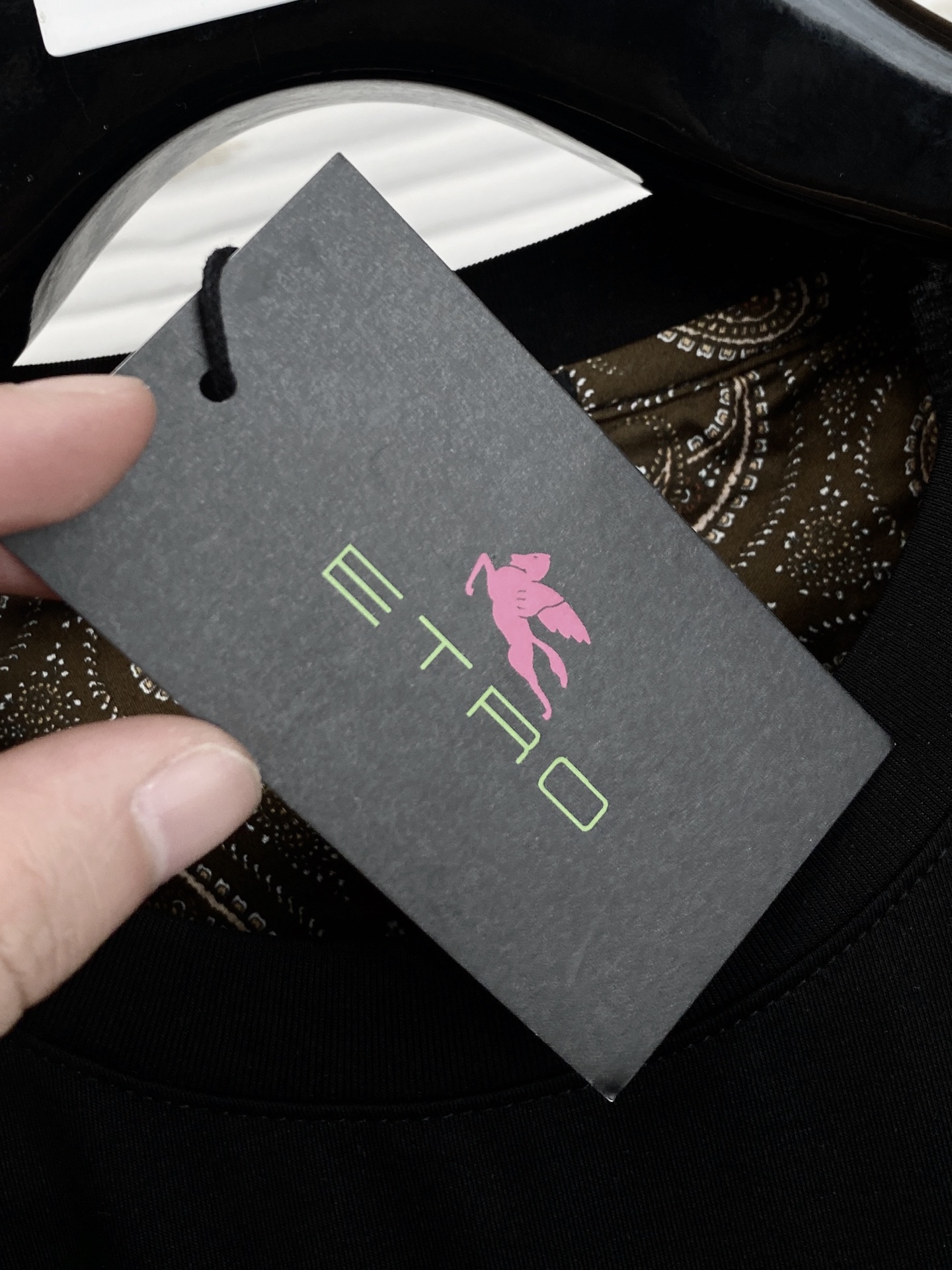 “Classic Business Leisure T-Shirt with Silky Cotton Fabric and Clean Design” - 图片 5