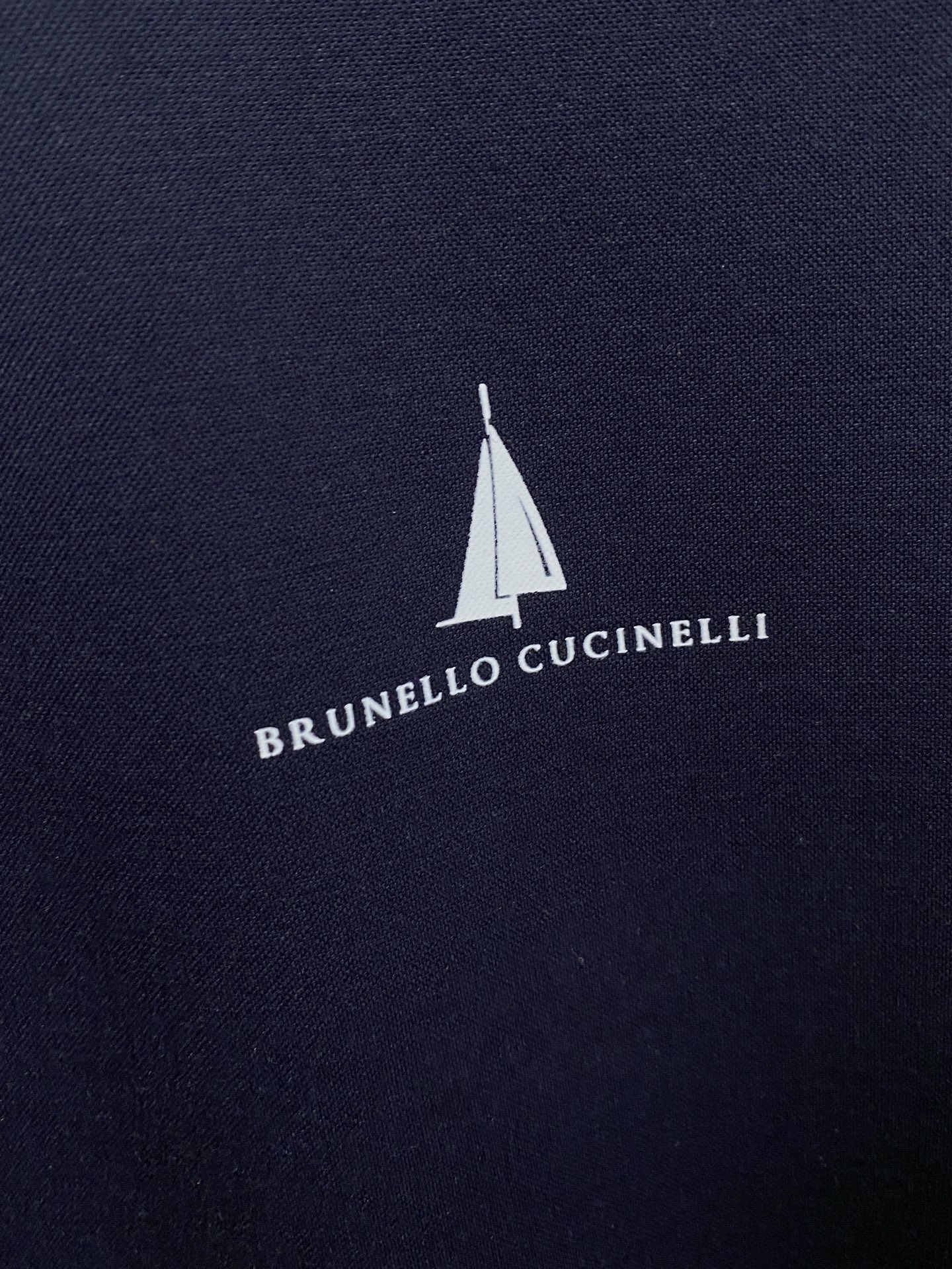 “Classic Business Leisure T-Shirt: Silky Cotton Design for Cosmopolitan Style” - 图片 4