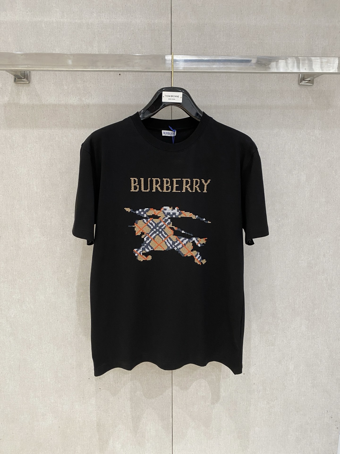 NO:509546,The latest short-sleeved round-neck T-shirt in the 2025 spring and summer new style is launched in the counter. High-end customization, avant-garde and fashionable design!  Brand logo heavy craft design, high-end customized mercerated long cotton fabric, soft feel, comfortable to wear, exquisite counter-level car line, fine workmanship, invincible and handsome upper body effect!  A must-have item for handsome men!  Color black white Number M-3XL, T-shirt,tees,t-shirt,alexander wang19860909主推BBR 2025春夏新款首发专柜最新款短袖圆领T恤 高端订制 设计前卫时尚！品牌logo重工艺设计 高端定制丝光长绒棉面料.手感柔软.穿着舒适.专柜级别精致车线.做工精细.上身效果无敌帅气！型男必备单品！ 颜色黑色 白色 码数M-3XL,,T-shirt,tees，t-shirt,alexander wang,Men's clothing