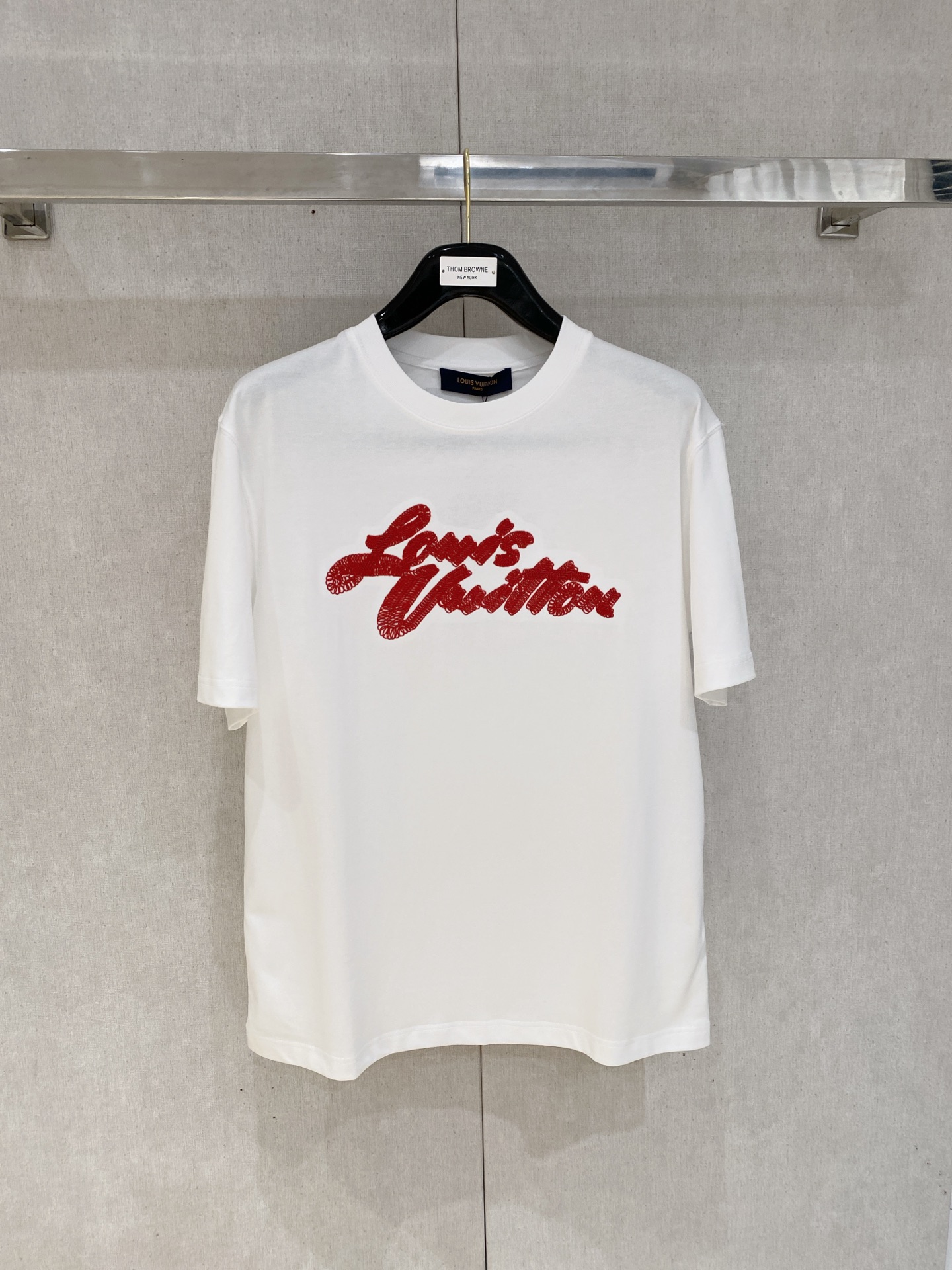 NO:509543,The latest short-sleeved round-neck T-shirt in the first counter of the 2025 spring and summer new style, high-end customization, avant-garde and fashionable design!  Brand logo heavy craft design, high-end customized mercerated long cotton fabric, soft feel, comfortable to wear, exquisite counter-level car line, fine workmanship, invincible and handsome upper body effect!  A must-have item for handsome men!  Color black white Number M-3XL, louis vuitton, T-shirt,tees, t-shirt,alexander wang19860909主推Lv 2025春夏新款首发专柜最新款短袖圆领T恤 高端订制 设计前卫时尚！品牌logo重工艺设计 高端定制丝光长绒棉面料.手感柔软.穿着舒适.专柜级别精致车线.做工精细.上身效果无敌帅气！型男必备单品！ 颜色黑色 白色 码数M-3XL,,louis vuitton,T-shirt,tees，t-shirt,alexander wang,Men's clothing