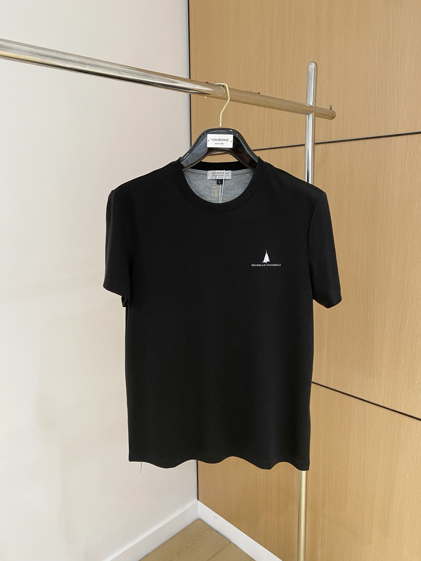 Title: BC’s Classic Business Leisure T-shirt for Rich and New Guests Summary: BC offers a classic T-shirt for business leisure, featuring a clean design, silky cotton fabric, and various colors and