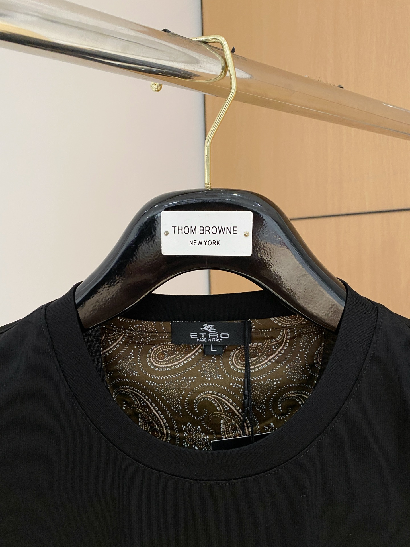 “Business Leisure Classic T-Shirt with Clean Design and Silk Material in Black, White, Blue – Sizes M-3XL” - 图片 2