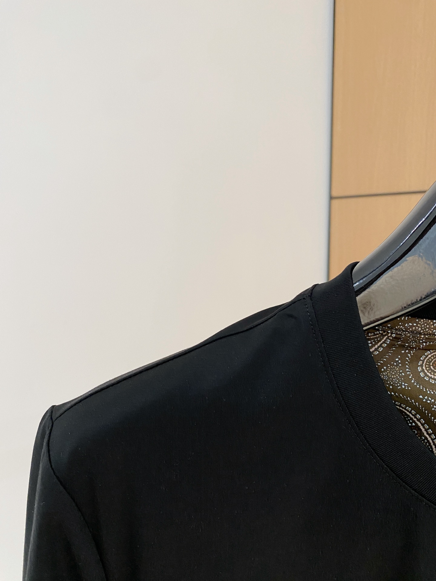 “Business Leisure Classic T-Shirt with Clean Design and Silk Material in Black, White, Blue – Sizes M-3XL” - 图片 3