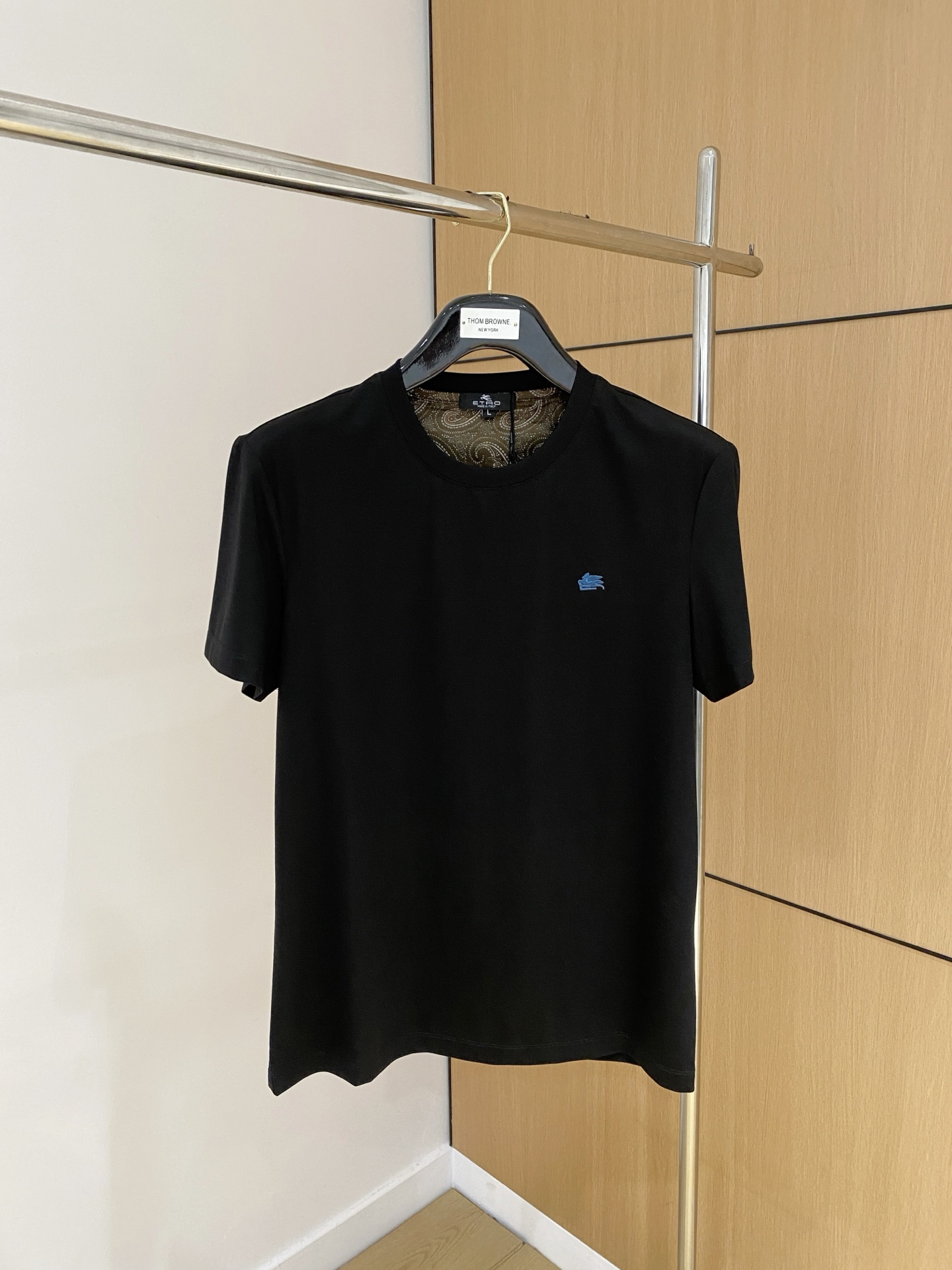 “Business Leisure Classic T-Shirt with Clean Design and Silk Material in Black, White, Blue – Sizes M-3XL”