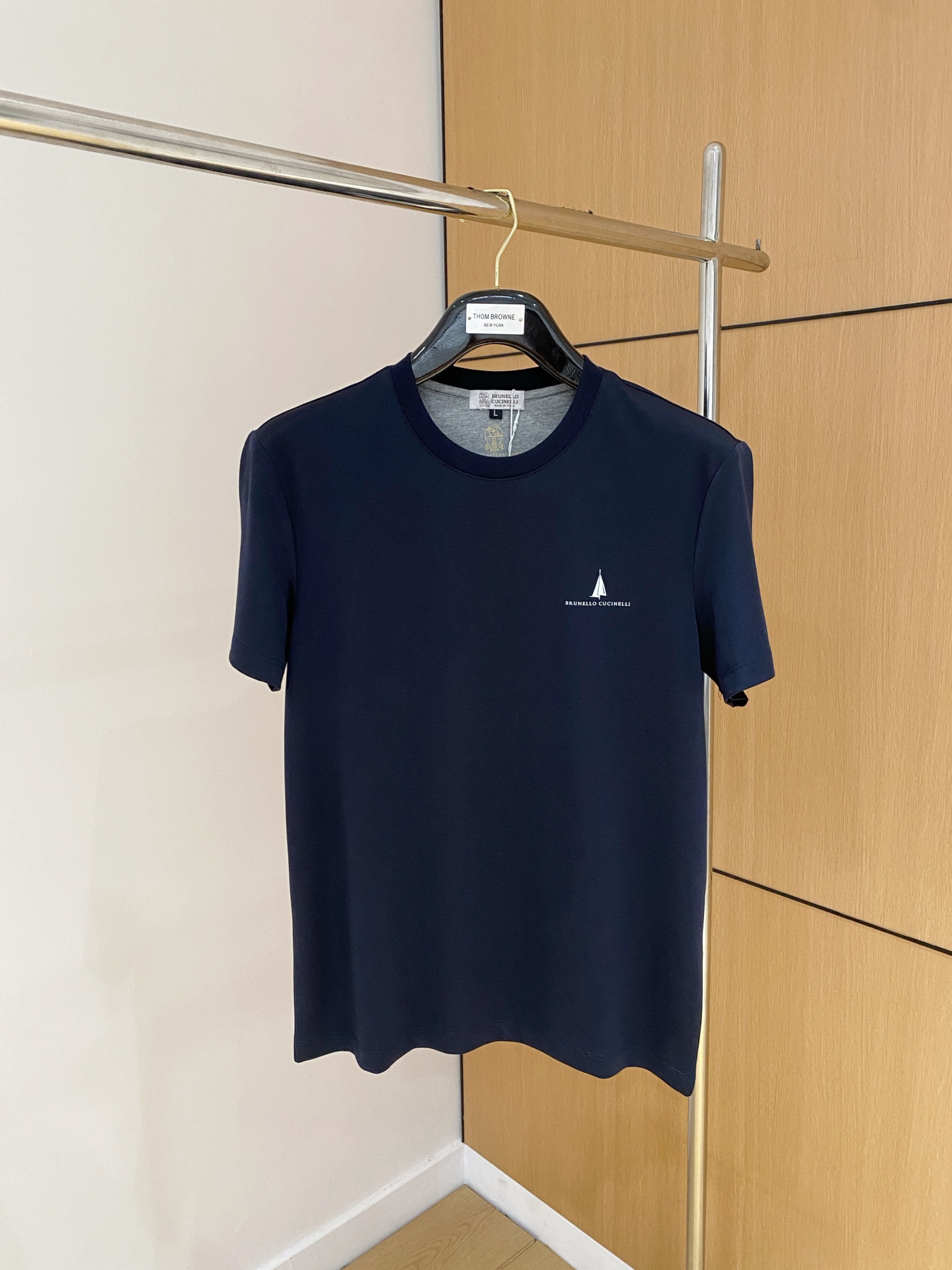 “Classic Business Leisure T-Shirt: Silky Cotton Design for Cosmopolitan Style”