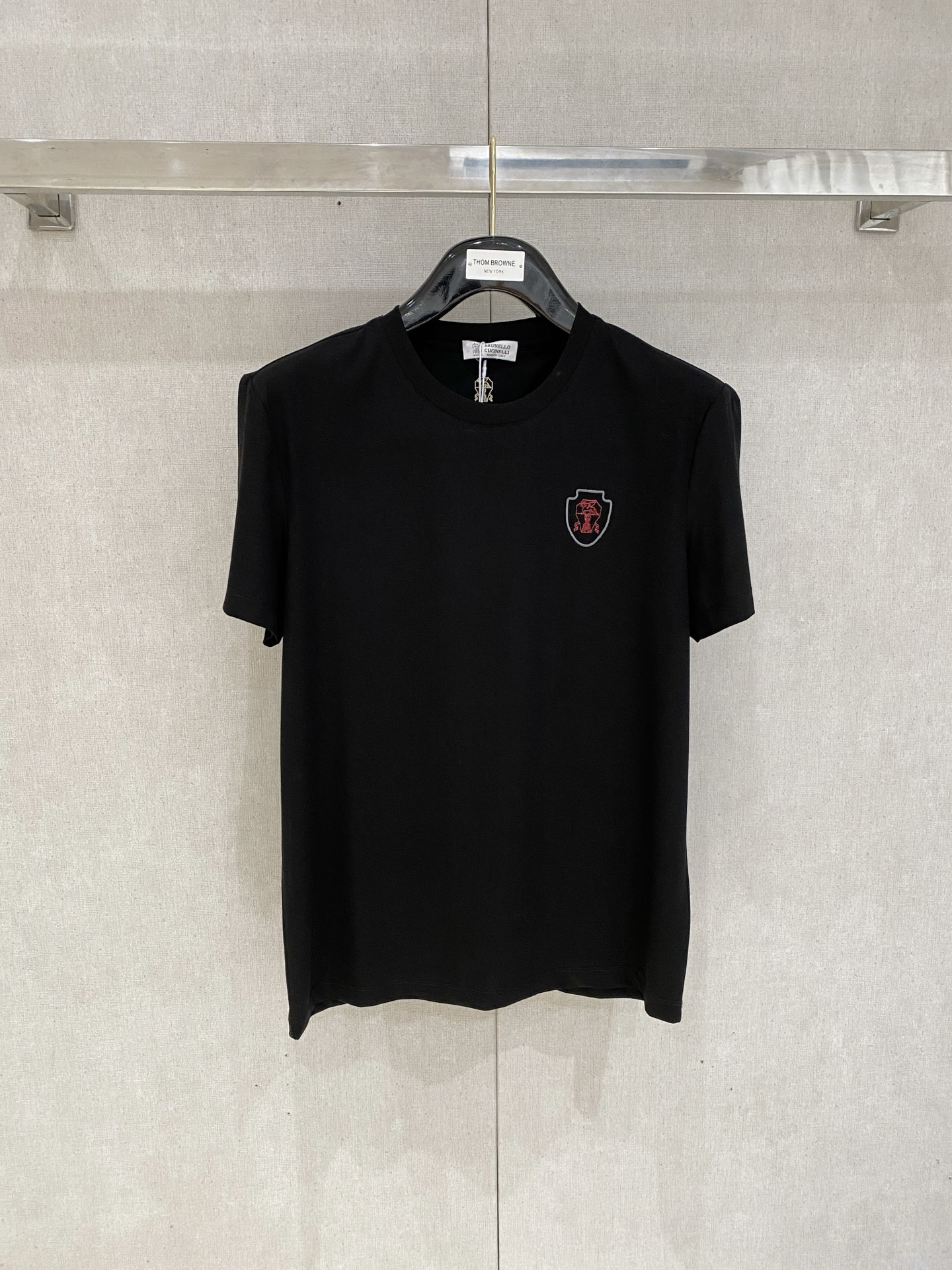 NO:509540,Recommended by Bc, old and upstarts, classic every year, a good match for business and casual, logo letter printing round neck long-sleeved T-shirt, logo print design, the upper body is refreshing and clean and textured, the combination tailoring, the fabric is made of mercerized cotton, the surface has a warm luster, the upper body is comfortable, skin-friendly, breathable, and has a very good crisp shape, hardware accessories, full-quality order, color, black, white, blue, code M-3XL, try on 172-appropriate wear (the next day's goods),,tees, t-shirt,alexander wang19860909主推Bc 老钱新贵们推荐 年年经典 商务休闲都能很好搭配的一款 标志字母印花款圆领长袖T恤衫 标志印花设计,上身清爽干净而显质感 合体的剪裁 面料采用丝光棉的材质 表面有着温润的光泽感 上身 舒适 亲肤 透气 又有很好的挺括型 五金辅料 全品相订单 颜色 黑色 白色 蓝色 码数M-3XL 试穿172-穿L合适（隔天货）,,tees，t-shirt,alexander wang,Men's clothing