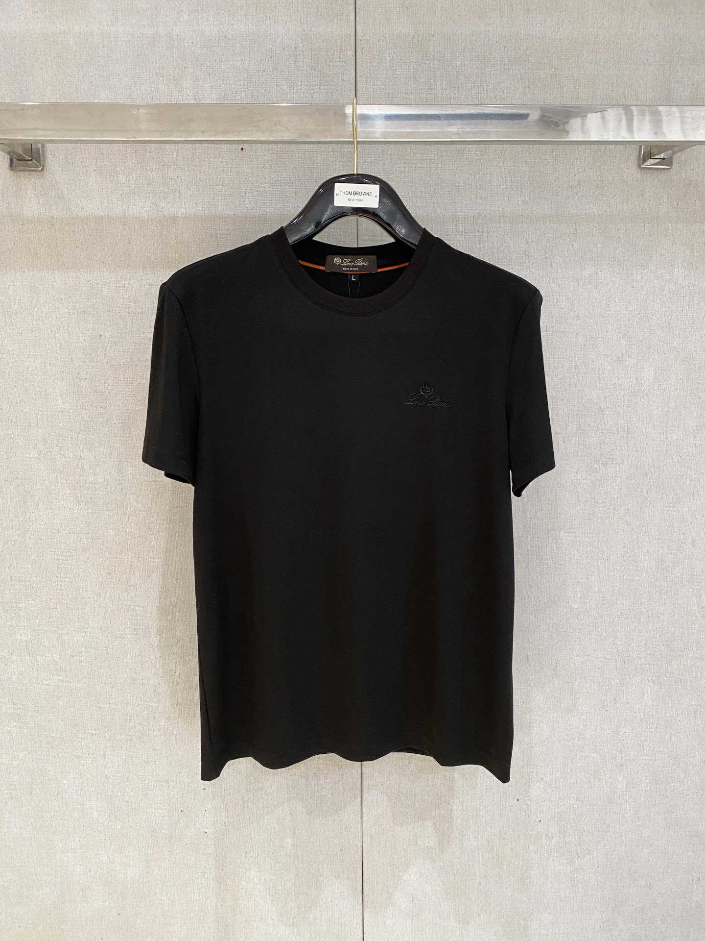 NO:490598,Recommended by LP, recommended by old and newcomers, classic every year, a good match for business and casual. Logo letter printing round neck long-sleeved T-shirt Logo printing design, the upper body is refreshing and clean and textured. Combined tailoring The fabric is made of mercerized cotton. The surface has a warm luster. The upper body is comfortable. Skin-friendly. Breathable. It also has a very good crisp shape. Hardware accessories. Full-quality order. Color. Black. White. Blue. Number of codes. M-3XL. Try on 172. Appropriate wear. (The next day's goods),,loro piano,tees, t-shirt,alexander wang.19860909主推lp 老钱新贵们推荐 年年经典 商务休闲都能很好搭配的一款 标志字母印花款圆领长袖T恤衫 标志印花设计,上身清爽干净而显质感 合体的剪裁 面料采用丝光棉的材质 表面有着温润的光泽感 上身 舒适 亲肤 透气 又有很好的挺括型 五金辅料 全品相订单 颜色 黑色 白色 蓝色 码数M-3XL 试穿172-穿L合适（隔天货）,,loro piana,tees，t-shirt,alexander wang,Men's clothing