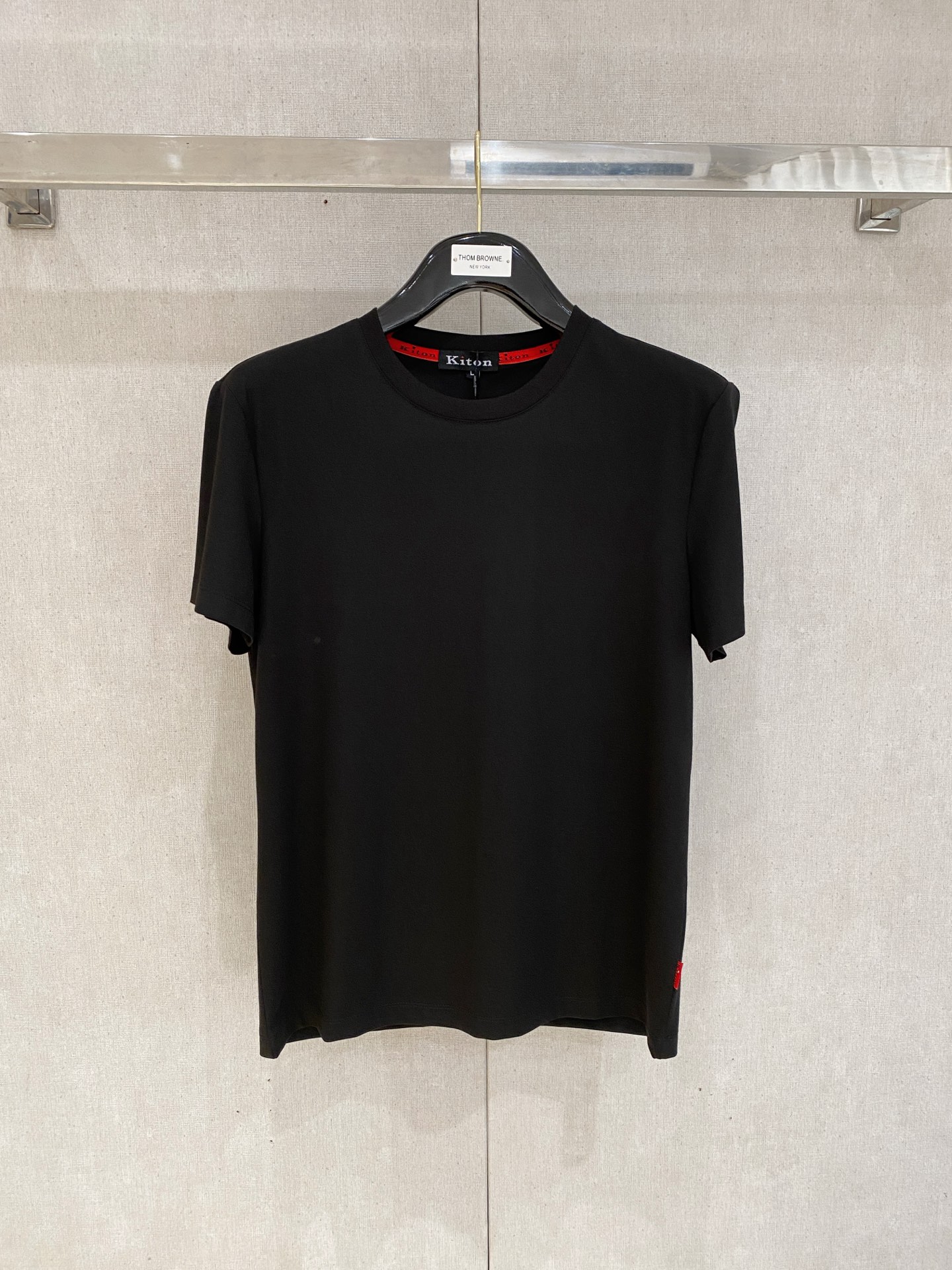 NO:490604,Recommended by Keden, old and upstarts, classic every year, a good match for business and casual, logo letter printing round neck long-sleeved T-shirt, logo print design, the upper body is refreshing and clean and textured, the combination tailoring, the fabric is made of mercerized cotton, the surface has a warm luster, the upper body is comfortable, skin-friendly, breathable, and has a very good crisp shape, hardware accessories, full-quality order, color, black, white, blue, code M-3XL, try on 172-appropriate wear (the next day's goods),,tees, t-shirt,alexander wang19860909主推其顿 老钱新贵们推荐 年年经典 商务休闲都能很好搭配的一款 标志字母印花款圆领长袖T恤衫 标志印花设计,上身清爽干净而显质感 合体的剪裁 面料采用丝光棉的材质 表面有着温润的光泽感 上身 舒适 亲肤 透气 又有很好的挺括型 五金辅料 全品相订单 颜色 黑色 白色 蓝色 码数M-3XL 试穿172-穿L合适（隔天货）,,tees，t-shirt,alexander wang,Men's clothing