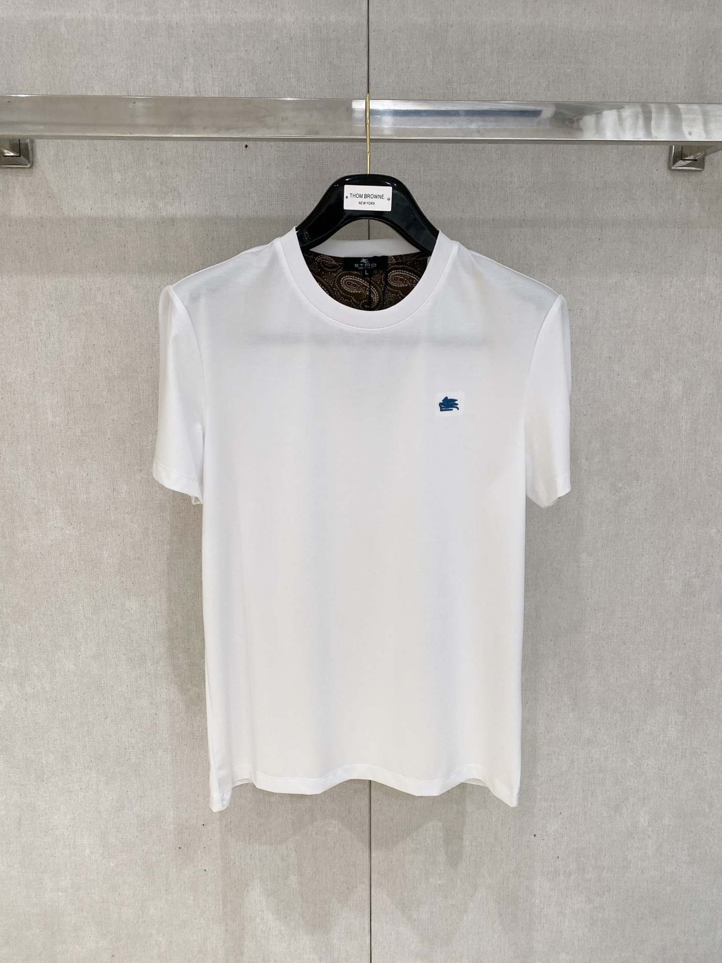 NO:490610,Recommended by Ai Chuo, recommended by the upstarts of old money. Classic every year. A very good match for business and casual. Logo letter printed round neck long-sleeved T-shirt. Logo printed design, the upper body is refreshing and clean and textured. Combined tailoring. The fabric is made of mercerized cotton. The surface has a warm luster. The upper body is comfortable. Skin-friendly. Breathable. It also has a very good crisp shape. Hardware accessories. Full-quality order. Color. Black. White. Blue. Number of codes. M-3XL. Try on. 172. Appropriate wear. (The next day's goods),,tees, t-shirt,alexander wang.19860909主推艾绰 老钱新贵们推荐 年年经典 商务休闲都能很好搭配的一款 标志字母印花款圆领长袖T恤衫 标志印花设计,上身清爽干净而显质感 合体的剪裁 面料采用丝光棉的材质 表面有着温润的光泽感 上身 舒适 亲肤 透气 又有很好的挺括型 五金辅料 全品相订单 颜色 黑色 白色 蓝色 码数M-3XL 试穿172-穿L合适（隔天货）,,tees，t-shirt,alexander wang,Men's clothing