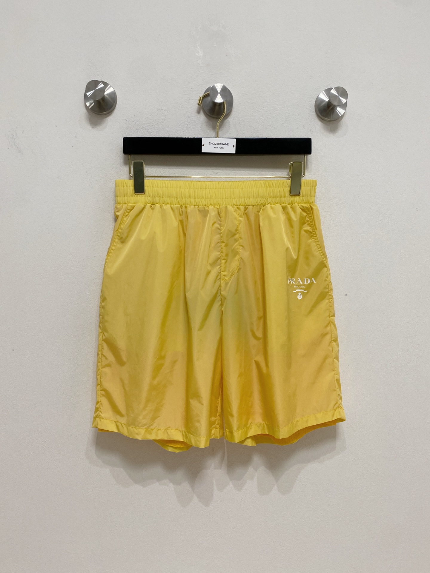 NO:480449,Prad* Prad* 2025 spring and summer new men's quick-dry shorts, the most casual fashion aesthetic, original pants with casual and versatile upper body, casual and lazy style, high-end customized quick-drying fabric, customized craftsmanship, classic logo triangle logo, full of comfort. High-end and atmospheric, can match all T-shirts. Hei code S-XL,,prada,prada, shorts,tees,t-shirt,alexander wang19860909Prad*普拉达 2025春夏季新款男士速干短裤,最休闲的时尚美学,原版裤型上身休闲百搭、随性慵懒范,高级定制速干面料,订制工艺 经典logo三角标,舒适感爆棚.高端大气,可通搭一切T恤. hei码数S-XL,,prada,prada,shorts,tees，t-shirt,alexander wang,Men's clothing