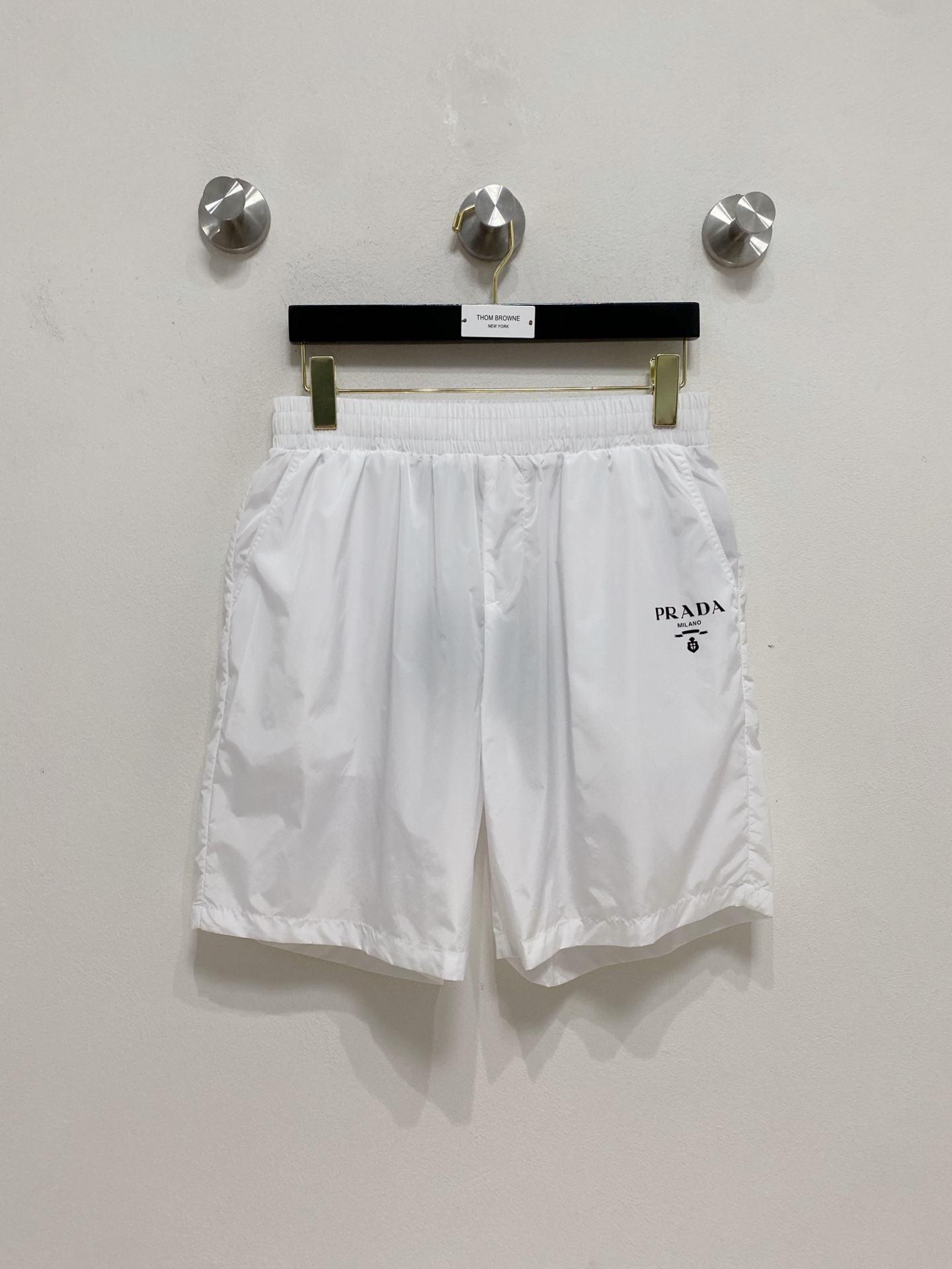 NO:483121,Prad* Prad* 2025 spring and summer new men's quick-dry shorts, the most casual fashion aesthetic, original pants with casual and versatile upper body, casual and lazy style, high-end customized quick-drying fabric, customized craftsmanship, classic logo triangle logo, full of comfort. High-end and atmospheric, can match all T-shirts. Hei code S-XL,,prada,prada, shorts,tees,t-shirt,alexander wang19860909Prad*普拉达 2025春夏季新款男士速干短裤,最休闲的时尚美学,原版裤型上身休闲百搭、随性慵懒范,高级定制速干面料,订制工艺 经典logo三角标,舒适感爆棚.高端大气,可通搭一切T恤. hei码数S-XL,,prada,prada,shorts,tees，t-shirt,alexander wang,Men's clothing