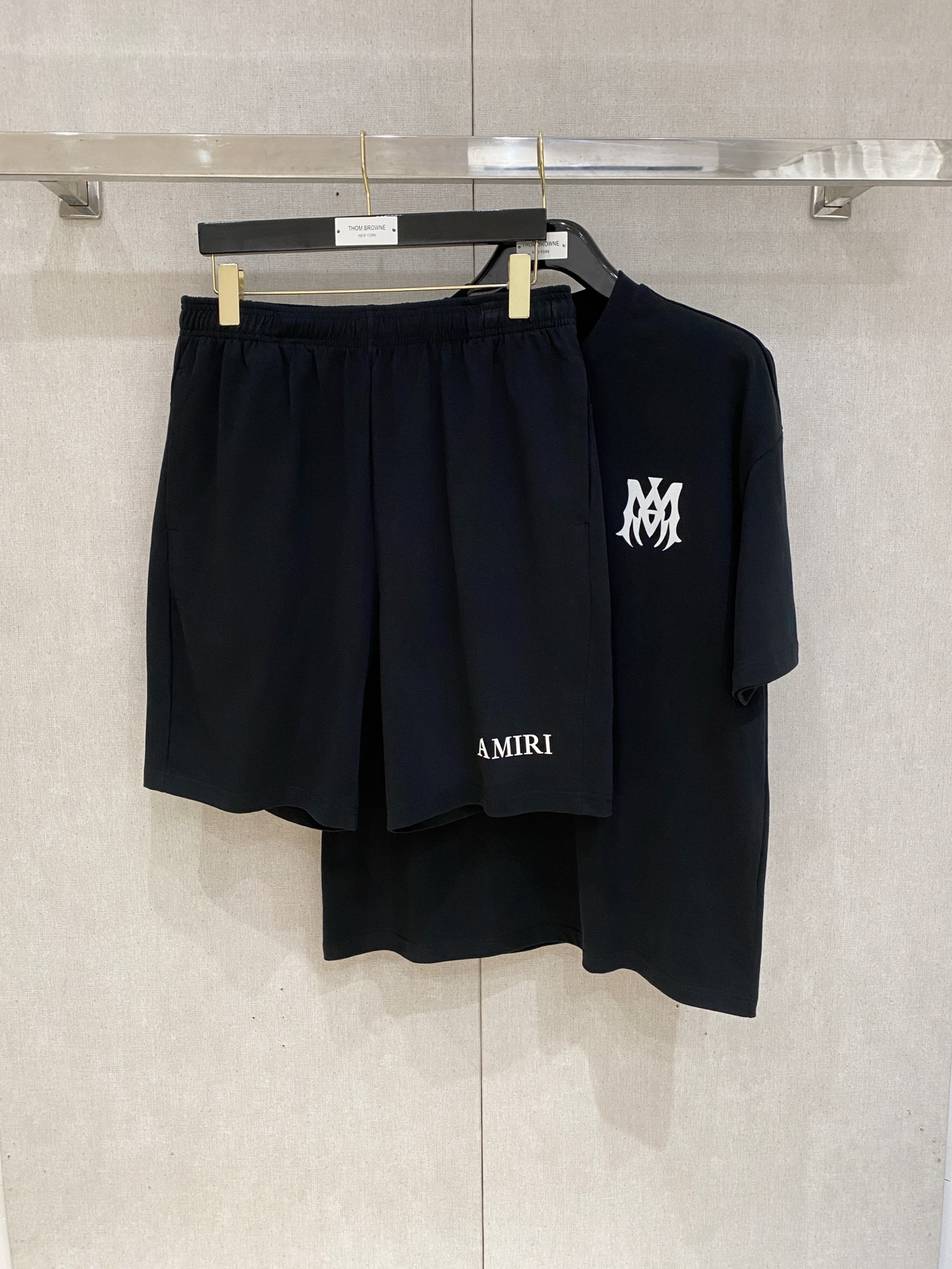 “88825SS Amiri Amir Heavy-Pound T-Shirts Suit with Stereo Printing – Size Guide and Color Options” - 图片 3