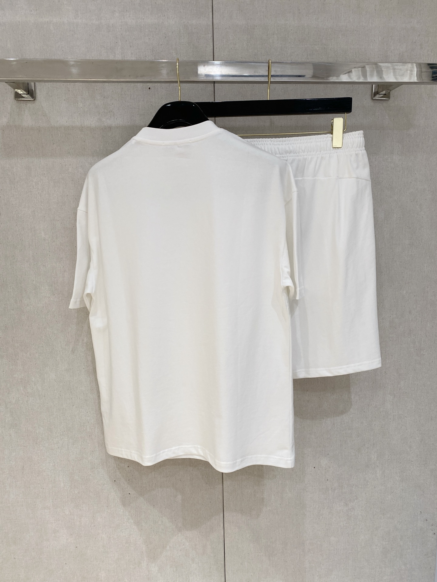 “Amiri Amir Heavy-Pound T-Shirts Suit with Stereo Printing: Gender-Neutral 330g T-Shirts in Black and White” - 图片 3