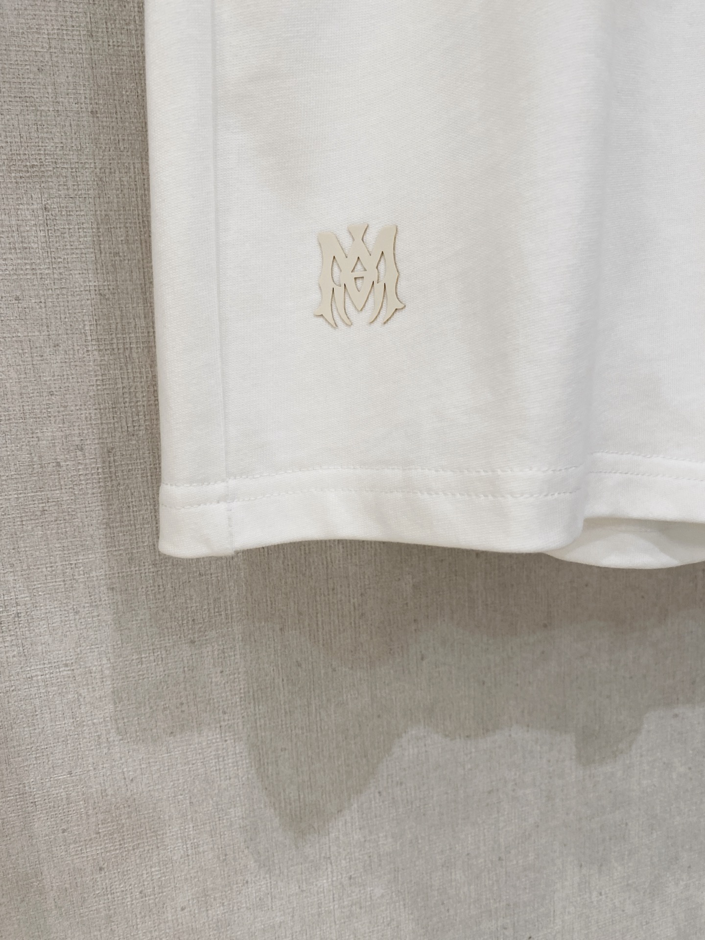 “Amiri Amir Heavy-Pound T-Shirts Suit with Stereo Printing: Gender-Neutral 330g T-Shirts in Black and White” - 图片 7