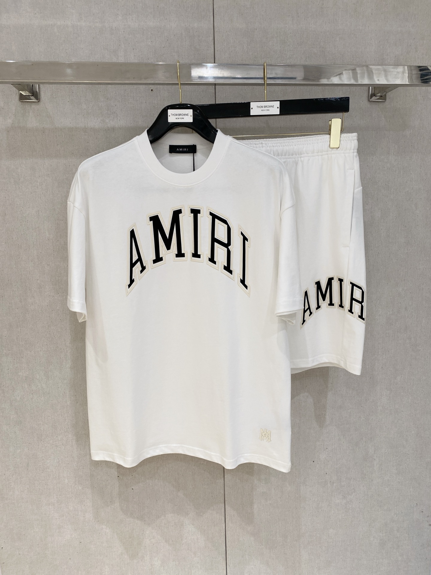 “Amiri Amir Heavy-Pound T-Shirts Suit with Stereo Printing: Gender-Neutral 330g T-Shirts in Black and White”