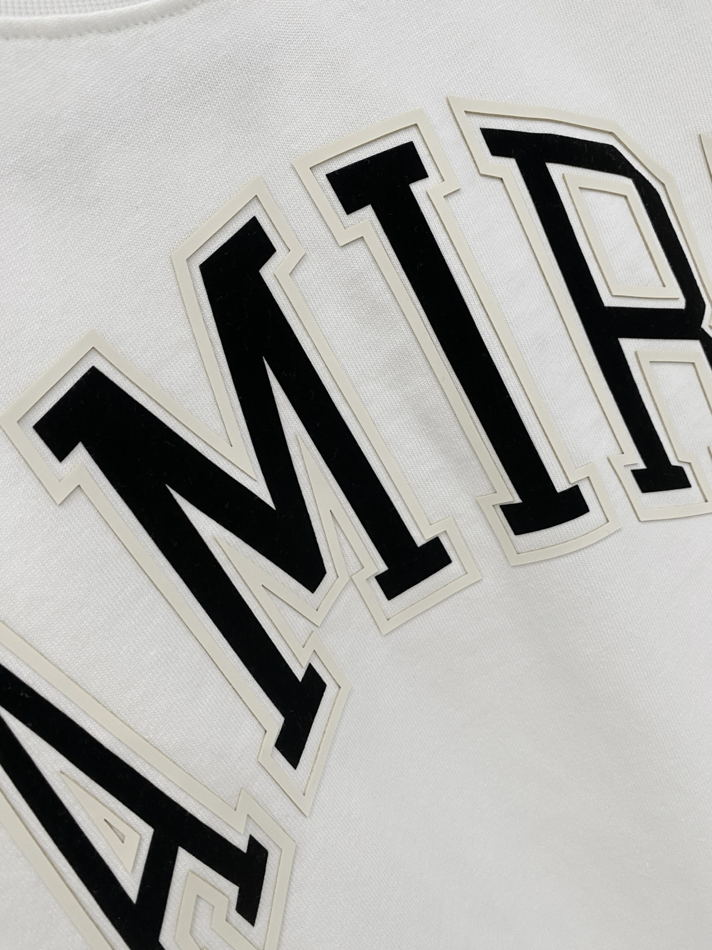 “Amiri Amir Heavy-Pound T-Shirts Suit with Stereo Printing: Gender-Neutral 330g T-Shirts in Black and White” - 图片 4