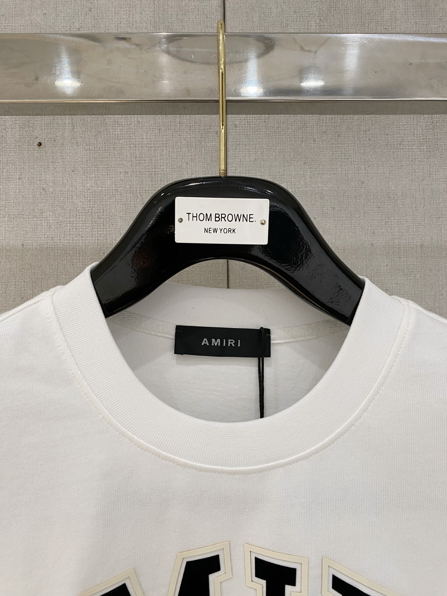 “Amiri Amir Heavy-Pound T-Shirts Suit with Stereo Printing: Gender-Neutral 330g T-Shirts in Black and White” - 图片 5