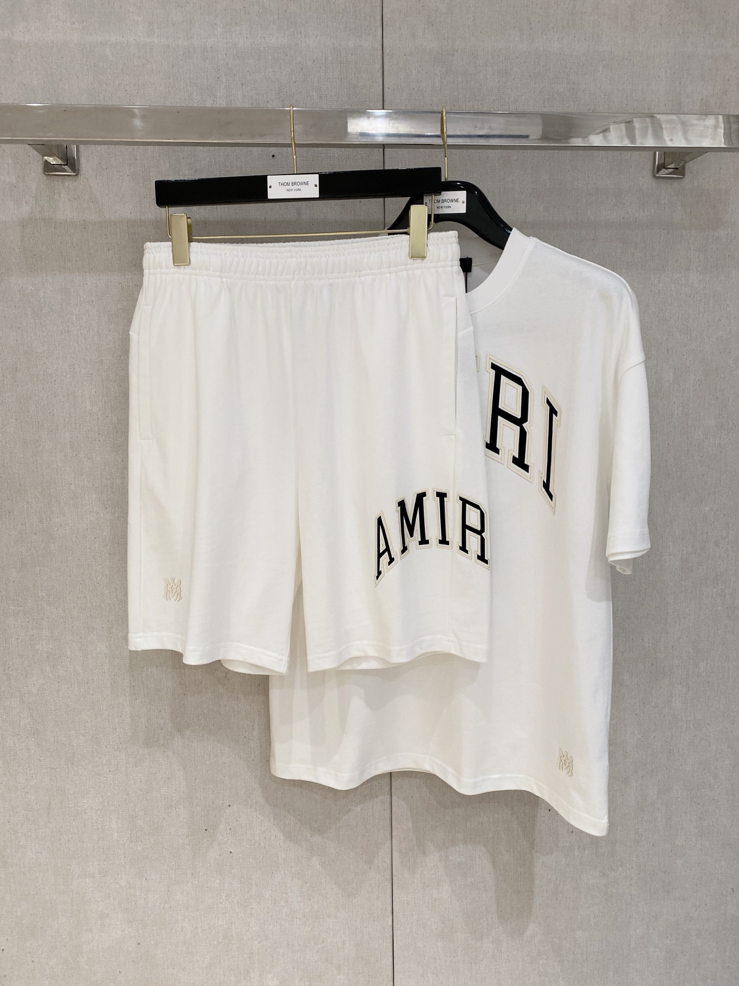 “Amiri Amir Heavy-Pound T-Shirts Suit with Stereo Printing: Gender-Neutral 330g T-Shirts in Black and White” - 图片 2