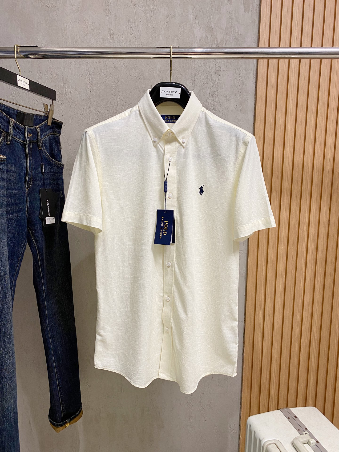 P，P轻盈雅致，短袖衬衫——25年春夏日里的温柔守候短袖衬衫，臻品定制系列的材质、精湛的工艺细节和卓越的