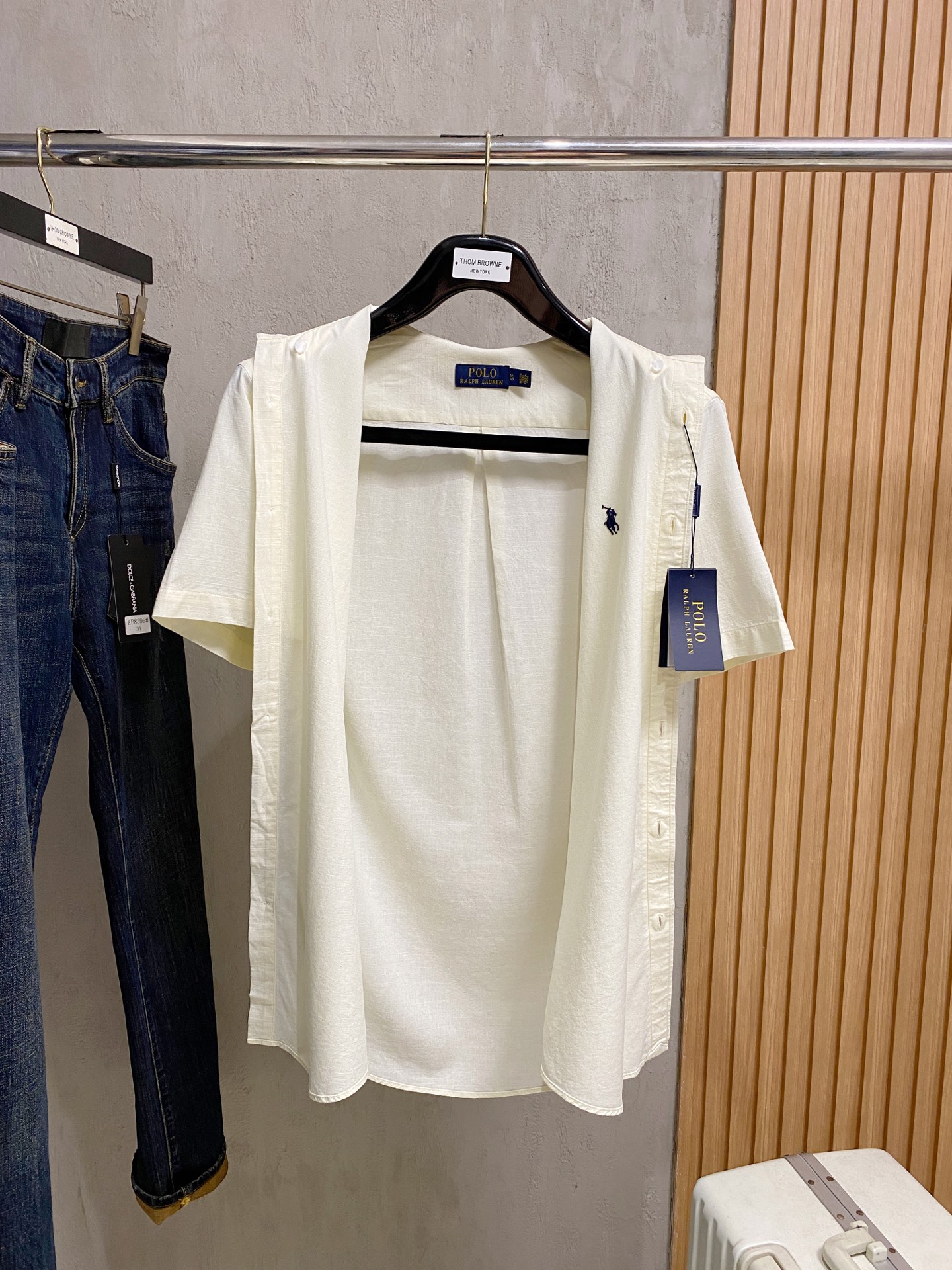 P，P轻盈雅致，短袖衬衫——25年春夏日里的温柔守候短袖衬衫，臻品定制系列的材质、精湛的工艺细节和卓越的