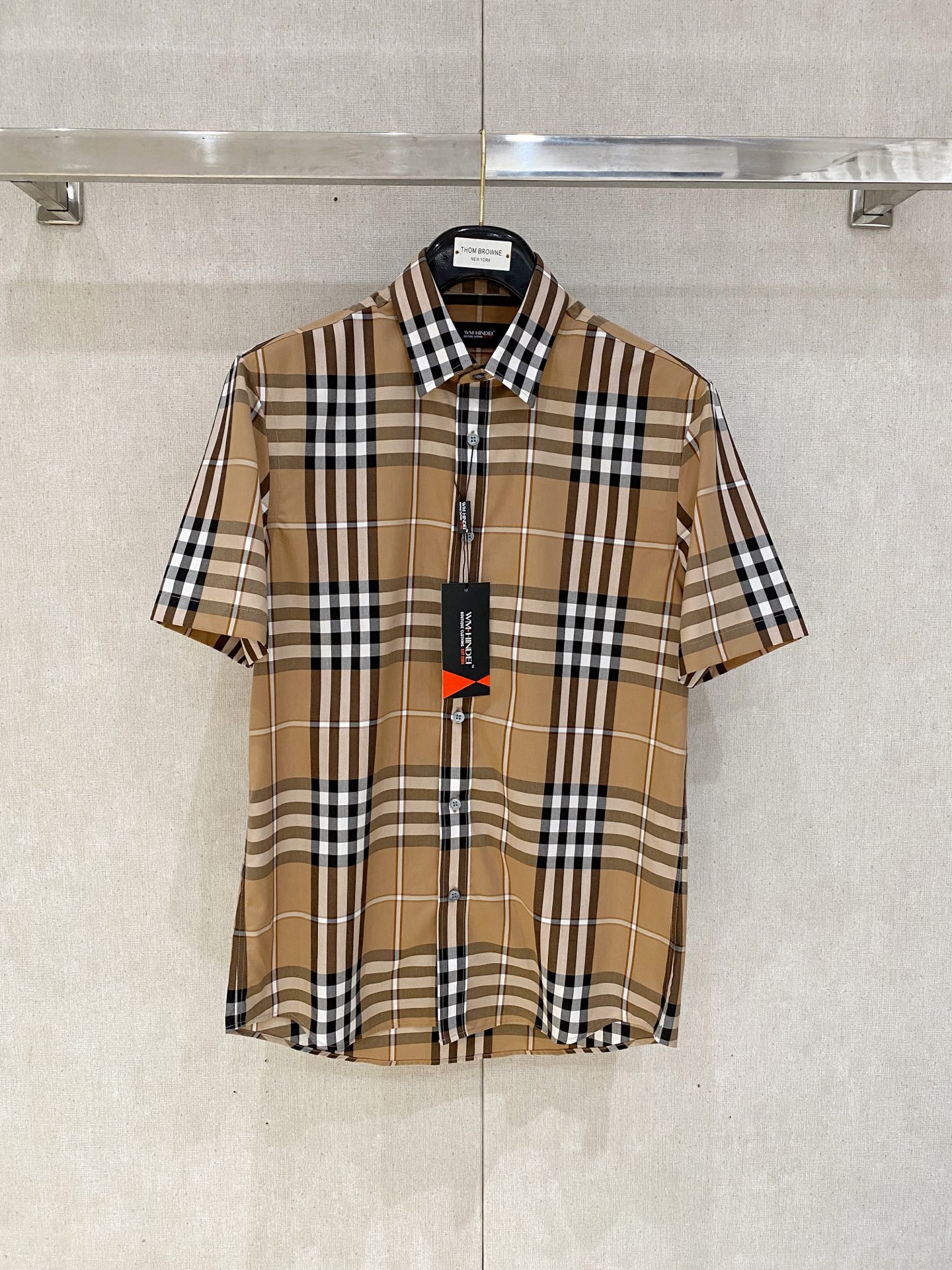 NO:428265,As summer approaches, men's wardrobes have also begun to usher in a new round of seasonal updates. In this vibrant and vibrant season, a simple and yet stylish shirt is undoubtedly the best choice for business men. We strive to present every high-end imported shirt fabric, perfect color and power, an excellent part of the high-end custom shirt industry, and constantly create new colors, new texture, new beauty and integrated high-end business men's elegant shirts. Imported shirt brand fabrics, classic LEGGIUNO fit style, exquisite details, elegant and stylish upper body. Size, SMLXLXXL 020,,shirts,alexander wang19860909随着夏日的脚步渐近,男士们的衣橱也开始迎来了新一轮的换季更新.在这个充满生机与活力的季节里,一件简约而不失格调的衬衫,无疑是商务男士们的不二之选. 努力呈现每一件高级进口衬衫面料,完美的色彩与力量,高级定制衬衫行业优秀的一份子,不断塑造新的色彩新的质感新的美感与一体化的高级商务男士雅致衬衫. 进口衬衫品牌面料,经典LEGGIUNO 合身版型,细节精湛,上身优雅有型.尺码,SMLXLXXL 020,,shirts,alexander wang,Men's clothing