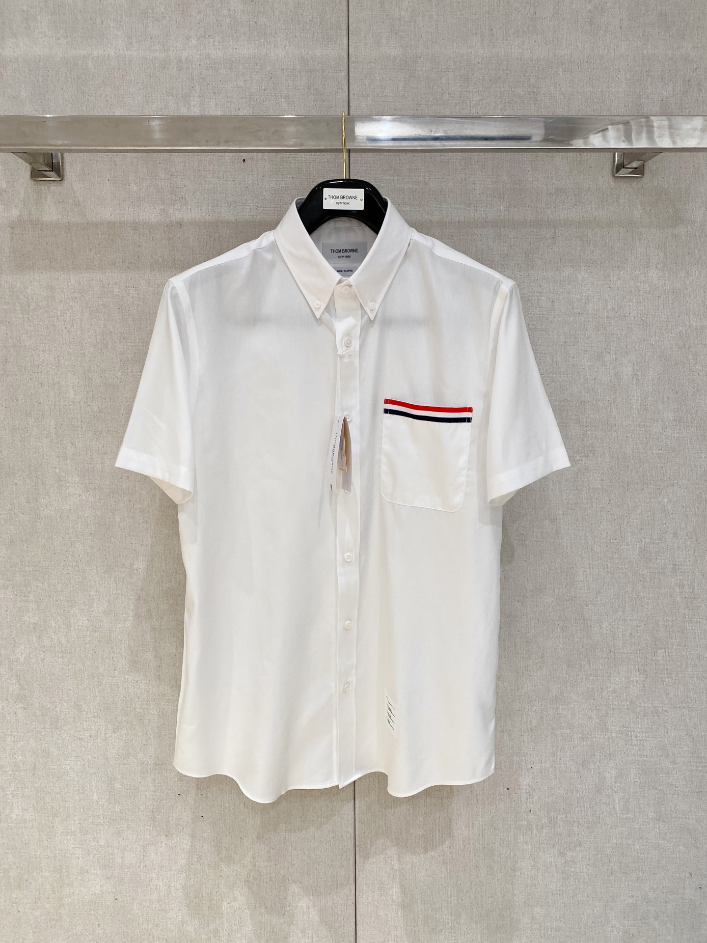 NO:428294,As summer approaches, men's wardrobes have also begun to usher in a new round of seasonal updates. In this vibrant and vibrant season, a simple and yet stylish shirt is undoubtedly the best choice for business men. We strive to present every high-end imported shirt fabric, perfect color and power, an excellent part of the high-end custom shirt industry, and constantly create new colors, new texture, new beauty and integrated high-end business men's elegant shirts. Imported shirt brand fabrics, classic LEGGIUNO fit style, exquisite details, elegant and stylish upper body. Size, SMLXLXXL 020,,shirts,alexander wang19860909随着夏日的脚步渐近,男士们的衣橱也开始迎来了新一轮的换季更新.在这个充满生机与活力的季节里,一件简约而不失格调的衬衫,无疑是商务男士们的不二之选. 努力呈现每一件高级进口衬衫面料,完美的色彩与力量,高级定制衬衫行业优秀的一份子,不断塑造新的色彩新的质感新的美感与一体化的高级商务男士雅致衬衫. 进口衬衫品牌面料,经典LEGGIUNO 合身版型,细节精湛,上身优雅有型.尺码,SMLXLXXL 020,,shirts,alexander wang,Men's clothing