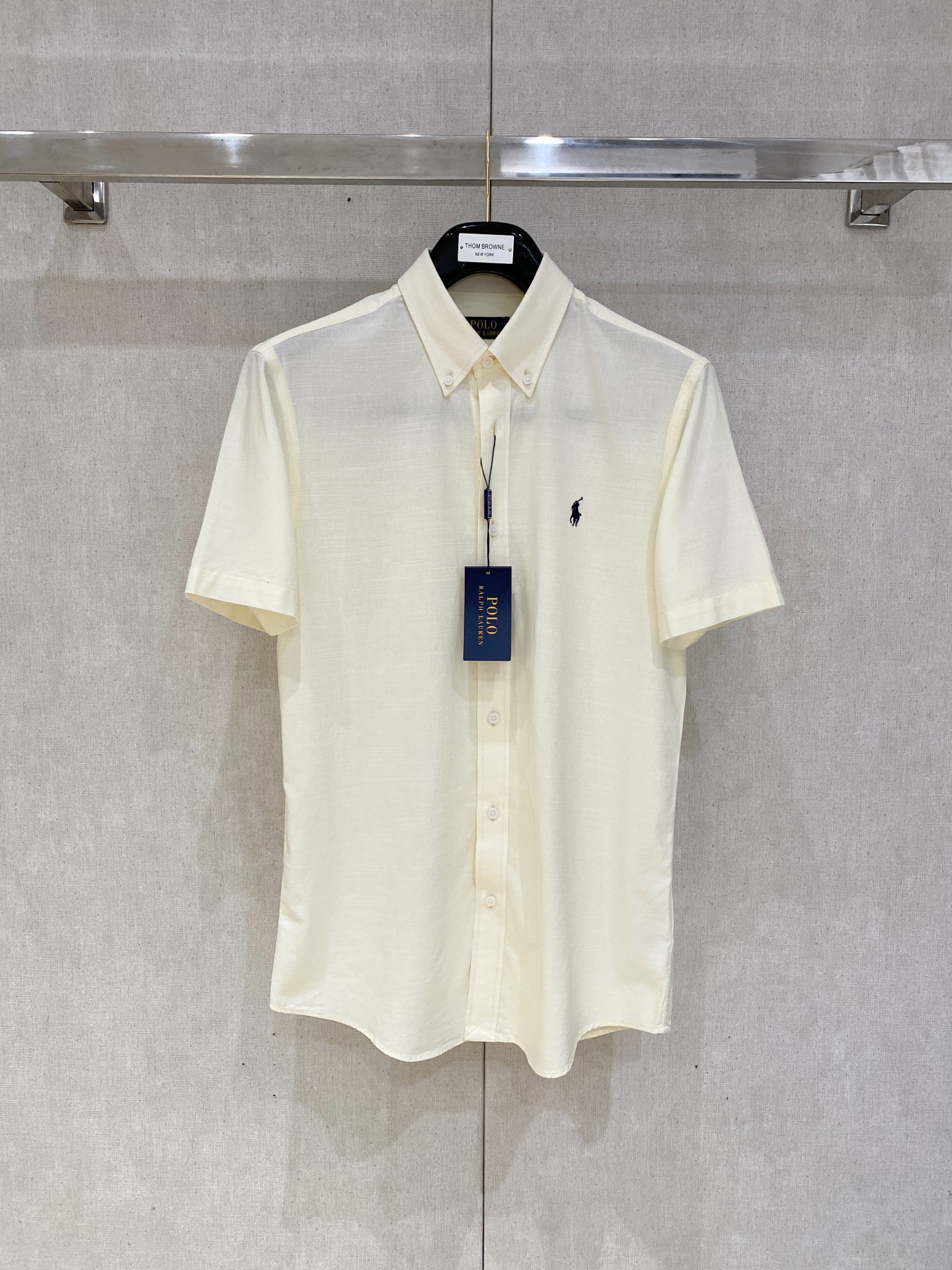 NO:428256,Pineapple Polo Ponyboy Cotton-Line Blend Short-Sleeve Shirt, multi-colored lotus. Original cotton-Line Blend Fabric Shirt, with its unique fabric characteristics and casual and natural style, has become one of the indispensable fashion items in this spring and summer. Classic casual style shirts, simple, clean, classic and fashionable style design, are versatile styles that can be switched at will. Trendy men create the most fashionable dressing style on the streets on a daily basis!  This shirt is made of customer-supplied cotton and linen fabric materials. The fabric is very moisture-absorbing and breathable, and is comfortable to wear with skin, and does not feel stuffy at all. You can wear it alone or as a coat for wearing. The loose style is cut, and the upper body of the ready-to-wear is simple, fashionable and elegant. Special attention is required for cleaning and maintenance of the linen shirt, avoiding the use of too strong detergent or bleach to avoid damaging the fabric. SMLXLXXL 020,,jackets & coats,shirts,T-shirt,alexander wang19860909菠萝Polo小马仔棉麻混纺短袖衬衫,多色入荷.原汁原味棉麻混纺面料衬衫,麻料以其独特的面料特点和休闲自然的风格,成为这个春夏季节不可或缺的时尚单品之一,经典休闲风格衬衫,简洁干净、经典时髦的版型设计,属于可随意切换风格的百搭款式,潮男日常街头打造最潮的穿衣风格！ 此款衬衫选用了客供定织棉麻面料材质制作而成,面料极具吸湿透气性,贴身着穿亲肤舒适,丝毫不会有闷热感,即可单穿内搭、也可用来作为外套着穿搭配,宽松的版型裁剪,成衣上身简约时髦又不失优雅感. 麻料衬衫的清洗和保养需要特别注意,避免使用过于强烈的洗涤剂或漂白剂,以免损坏面料. 码数SMLXLXXL 020,,jackets & coats,shirts,T-shirt,alexander wang,Men's clothing