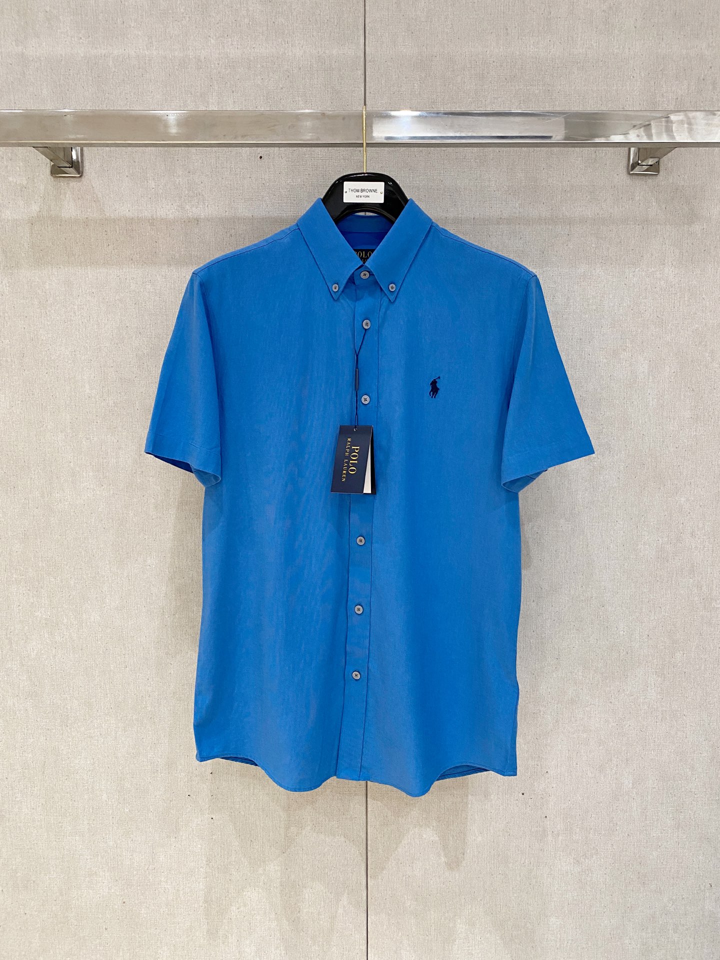 NO:428289,Pineapple Polo Ponyboy Cotton-Line Blend Short-Sleeve Shirt, multi-colored lotus. Original cotton-Line Blend Fabric Shirt, with its unique fabric characteristics and casual and natural style, has become one of the indispensable fashion items in this spring and summer. Classic casual style shirts, simple, clean, classic and fashionable style design, are versatile styles that can be switched at will. Trendy men create the most fashionable dressing style on the streets on a daily basis!  This shirt is made of customer-supplied cotton and linen fabric materials. The fabric is very moisture-absorbing and breathable, and is comfortable to wear with skin, and does not feel stuffy at all. You can wear it alone or as a coat for wearing. The loose style is cut, and the upper body of the ready-to-wear is simple, fashionable and elegant. Special attention is required for cleaning and maintenance of the linen shirt, avoiding the use of too strong detergent or bleach to avoid damaging the fabric. SMLXLXXL 020,,jackets & coats,shirts,T-shirt,alexander wang19860909菠萝Polo小马仔棉麻混纺短袖衬衫,多色入荷.原汁原味棉麻混纺面料衬衫,麻料以其独特的面料特点和休闲自然的风格,成为这个春夏季节不可或缺的时尚单品之一,经典休闲风格衬衫,简洁干净、经典时髦的版型设计,属于可随意切换风格的百搭款式,潮男日常街头打造最潮的穿衣风格！ 此款衬衫选用了客供定织棉麻面料材质制作而成,面料极具吸湿透气性,贴身着穿亲肤舒适,丝毫不会有闷热感,即可单穿内搭、也可用来作为外套着穿搭配,宽松的版型裁剪,成衣上身简约时髦又不失优雅感. 麻料衬衫的清洗和保养需要特别注意,避免使用过于强烈的洗涤剂或漂白剂,以免损坏面料. 码数SMLXLXXL 020,,jackets & coats,shirts,T-shirt,alexander wang,Men's clothing