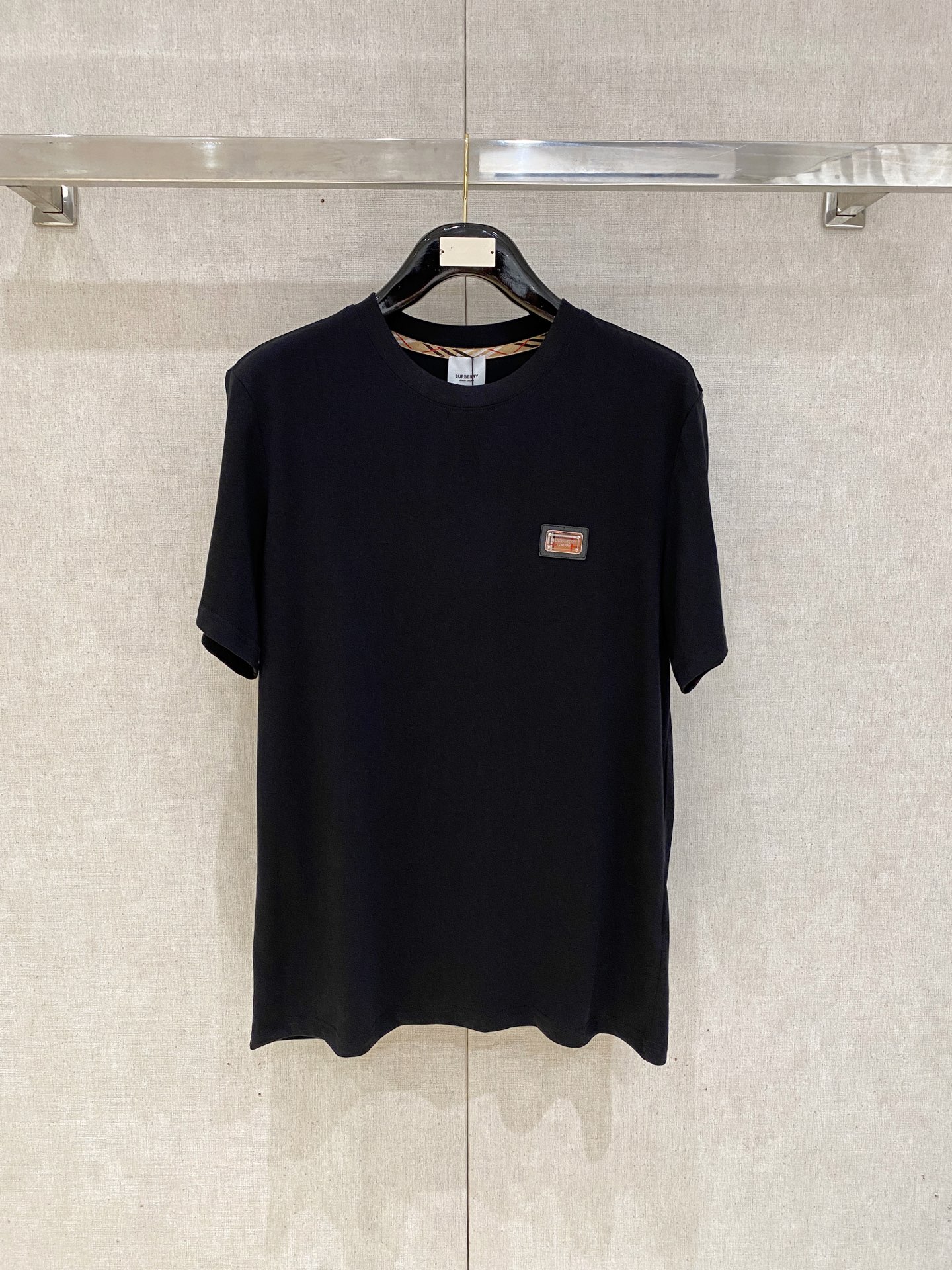 NO:473709,Burberry 25SS spring and summer new style first-time counter latest short-sleeved round-neck T-shirt, high-end customization, avant-garde and fashionable design!  Brand logo heavy craft design, high-end custom fabric, soft feel, comfortable to wear, imported high-end fabrics are very delicate, the details and craftsmanship are exquisite, the counter-level exquisite car line, fine workmanship, extremely shaping item, any fashion can be matched with, the style is super good. A must-have item for trendy men. Color white and black Size S-XXL Size reference S-Shoulder width 45 bust 101 length 68 M-Shoulder width 46 bust 105 long 70 L-Shoulder width 47 bust 109 long 72 XL-Shoulder width 48 bust 113 long 74 XXL-Shoulder width 49 bust 117 long 76, burberry, burberry, T-shirt,tees, t-shirt,alexander wang19860909巴宝*Burberry 25SS春夏新款首发专柜最新款短袖圆领T恤 高端订制 设计前卫时尚！品牌logo重工艺设计,高端定制面料,手感柔软,穿着舒适,客供进口高档面料质感非常细腻,细节工艺精湛考究,专柜级别精致车线,做工精细,塑造性极高的一款单品,任何时装都可以搭配,版型超级好 潮男必备单品 颜色白色、黑色 尺码S-XXL 尺寸参考 S码肩宽45胸围101衣长68 M码肩宽46胸围105衣长70 L码肩宽47胸围109衣长72 XL码肩宽48胸围113衣长74 XXL码肩宽49胸围117衣长76,,burberry,burberry,T-shirt,tees，t-shirt,alexander wang,Men's clothing