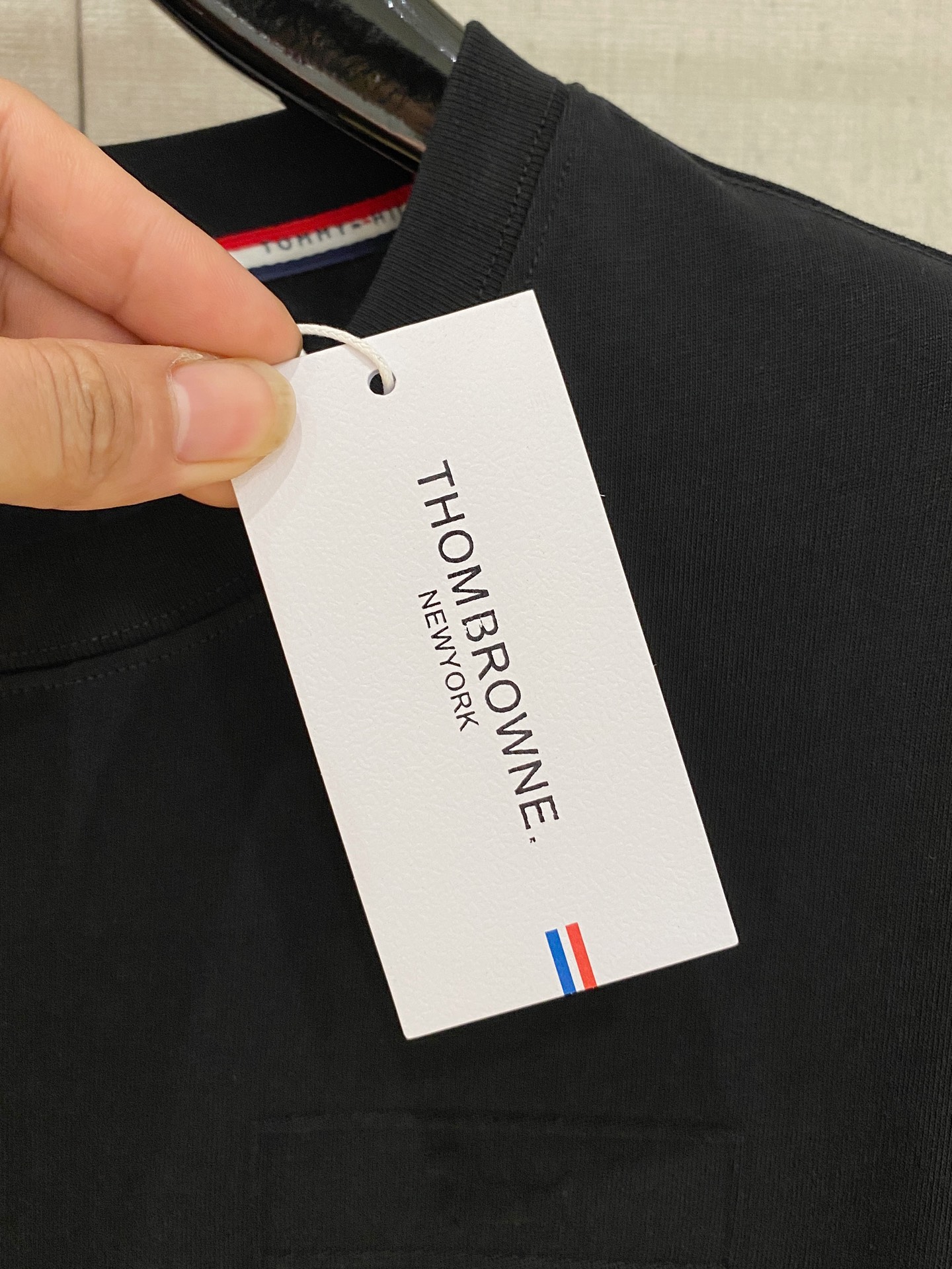 🌾退换# THOM BROWNE 春夏新款首发专柜最新款短袖圆领T恤 高端订制 设计前卫时尚！品牌log