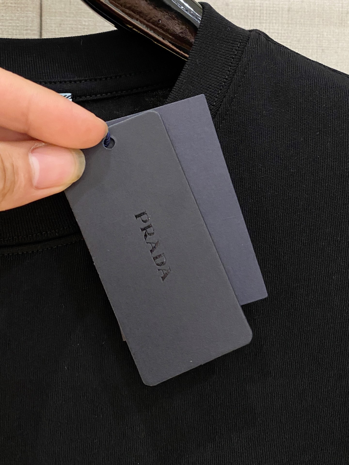 🌾退换# 普拉*Prada 春夏新款首发专柜最新款短袖圆领T恤 高端订制 设计前卫时尚！品牌logo重工