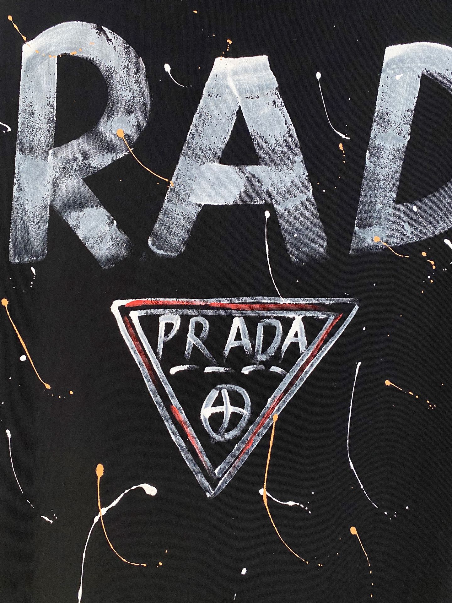 🌾退换# 普拉*Prada 春夏新款首发专柜最新款短袖圆领T恤 高端订制 设计前卫时尚！品牌logo重工