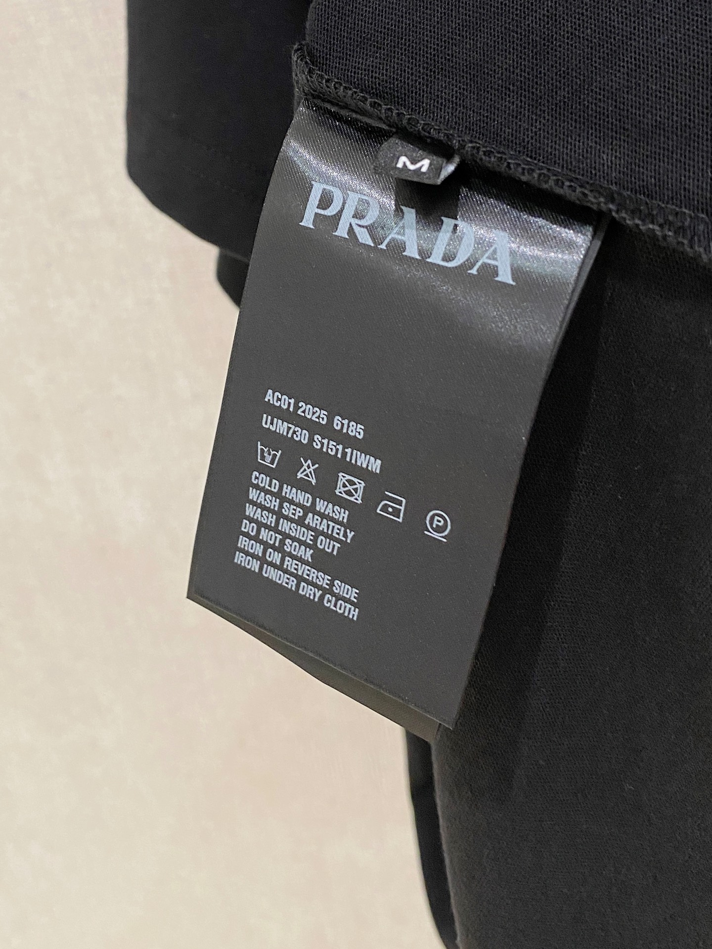 🌾退换# 普拉*Prada 春夏新款首发专柜最新款短袖圆领T恤 高端订制 设计前卫时尚！品牌logo重工