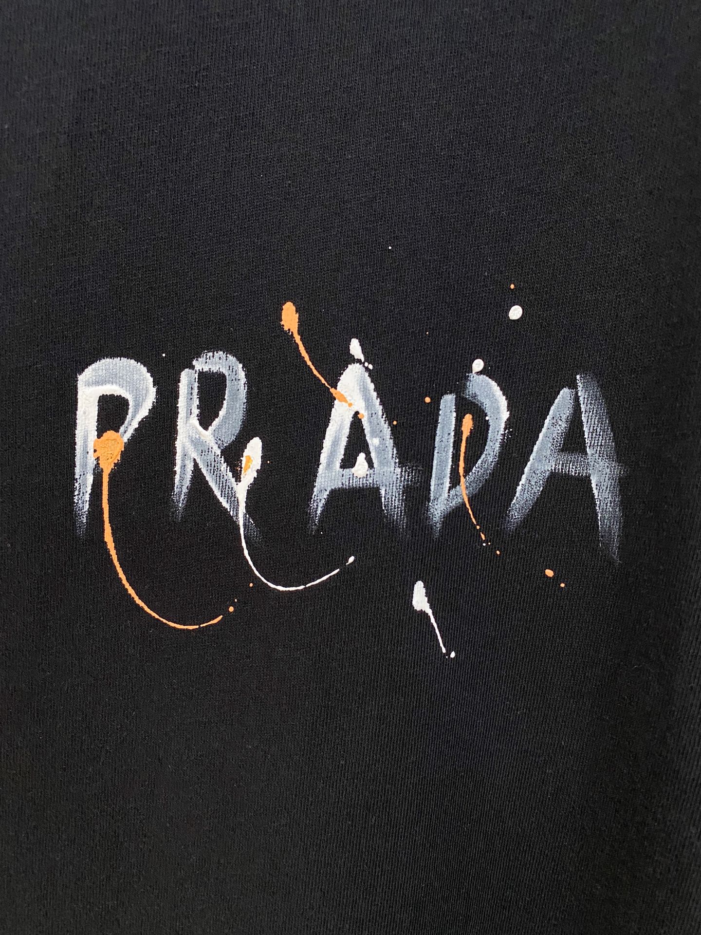 🌾退换# 普拉*Prada 春夏新款首发专柜最新款短袖圆领T恤 高端订制 设计前卫时尚！品牌logo重工