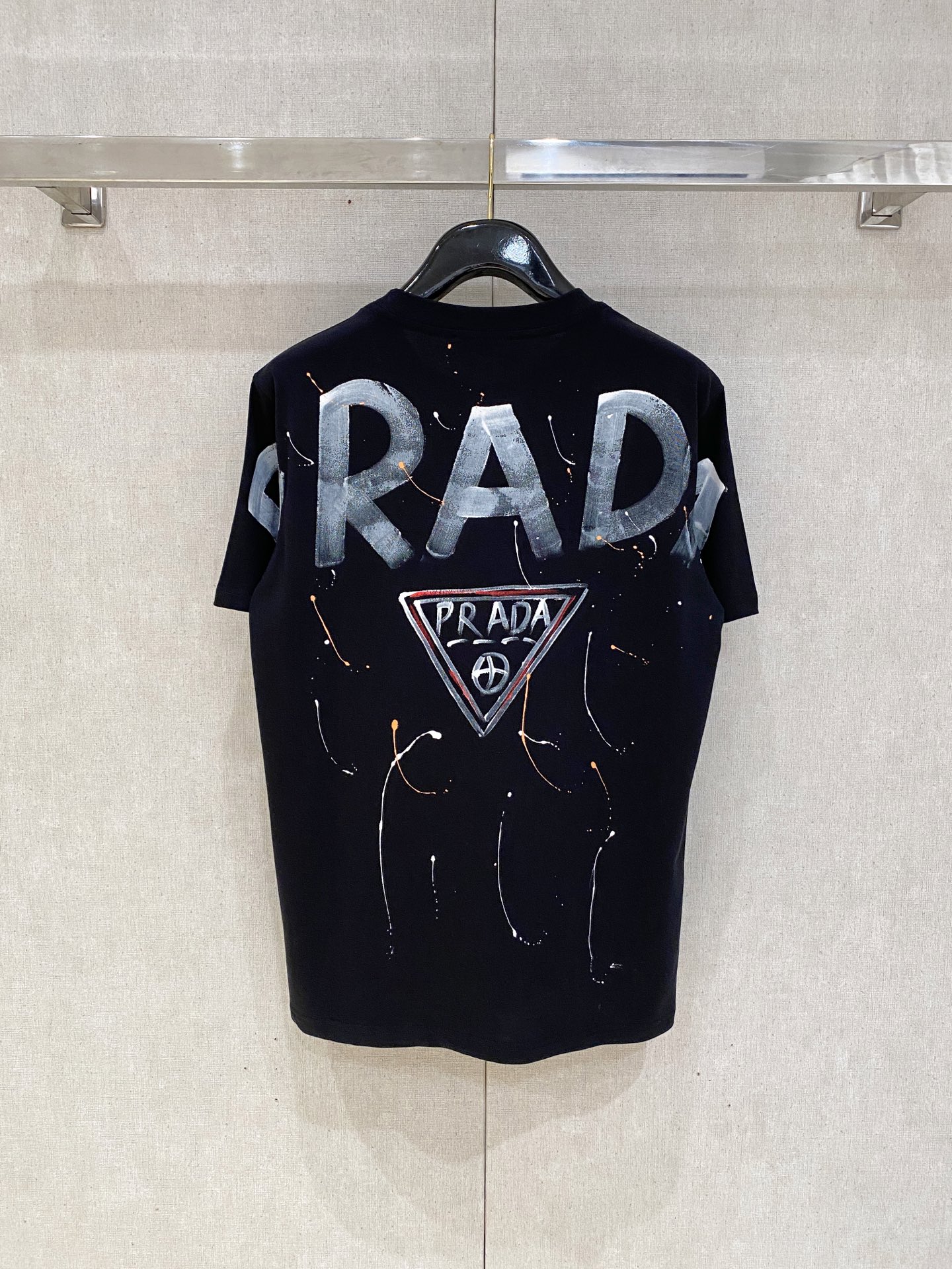 🌾退换# 普拉*Prada 春夏新款首发专柜最新款短袖圆领T恤 高端订制 设计前卫时尚！品牌logo重工