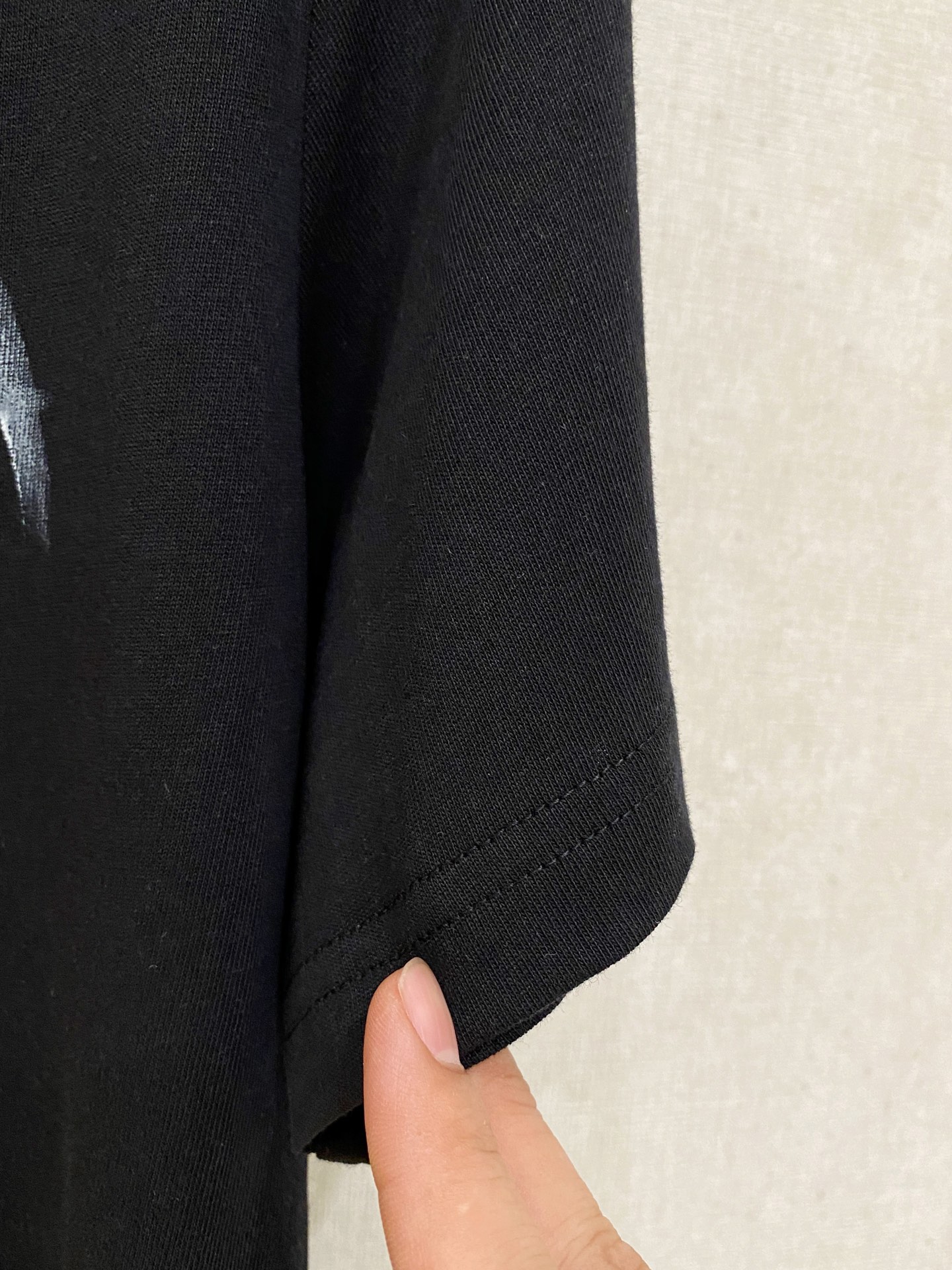 🌾退换# 普拉*Prada 春夏新款首发专柜最新款短袖圆领T恤 高端订制 设计前卫时尚！品牌logo重工