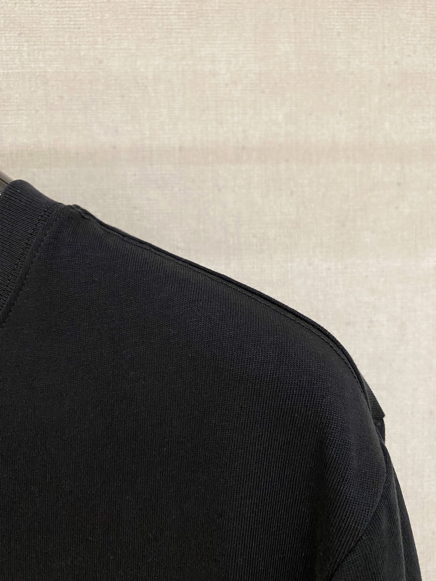 🌾退换# 普拉*Prada 春夏新款首发专柜最新款短袖圆领T恤 高端订制 设计前卫时尚！品牌logo重工