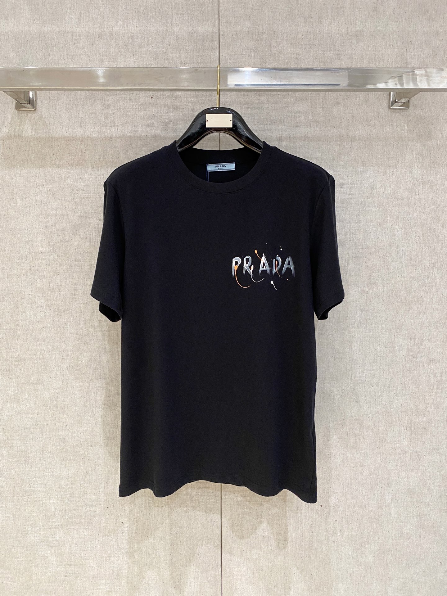 🌾退换# 普拉*Prada 春夏新款首发专柜最新款短袖圆领T恤 高端订制 设计前卫时尚！品牌logo重工